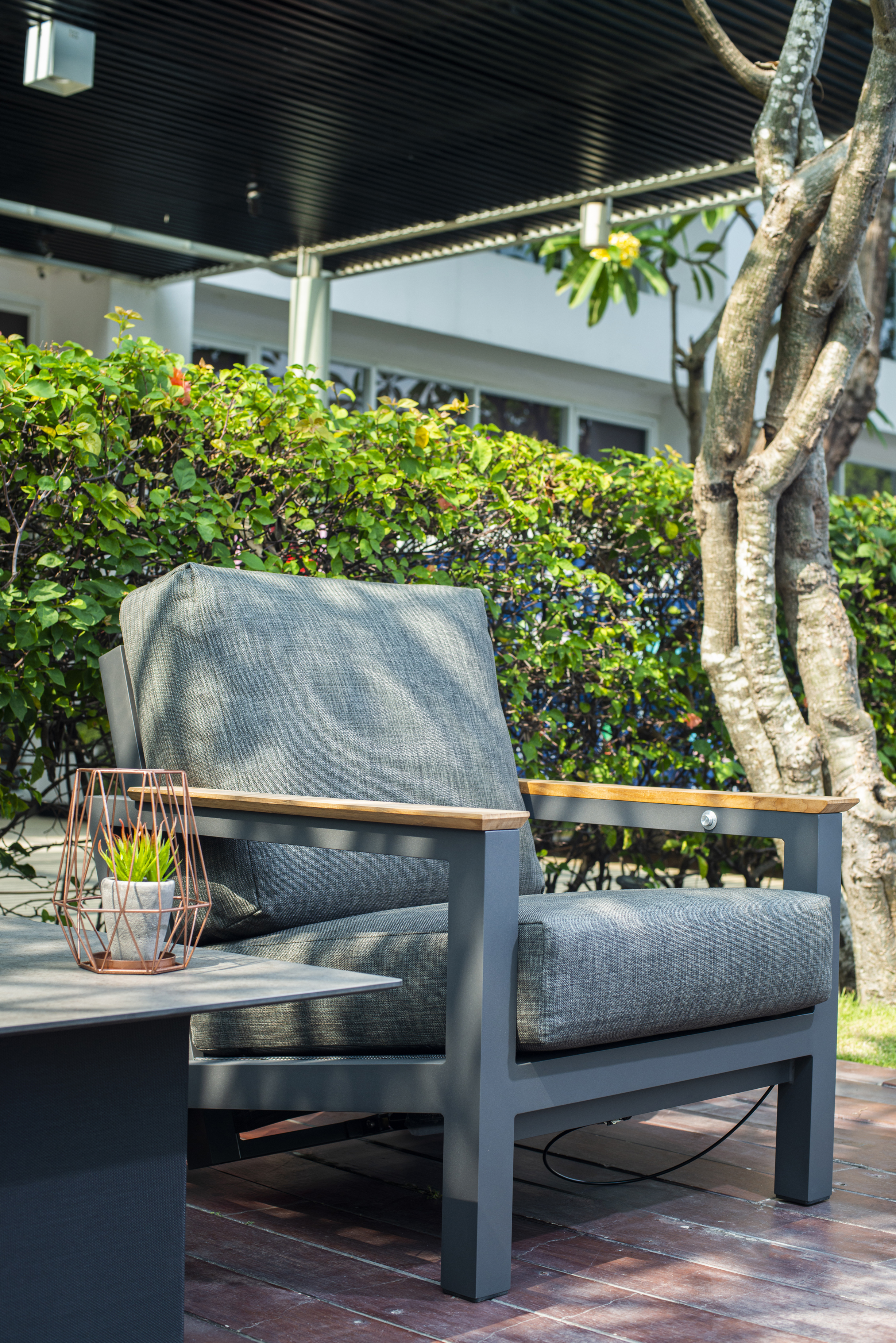 4 Seasons Outdoor Capitol Recliner With 2 Cushions