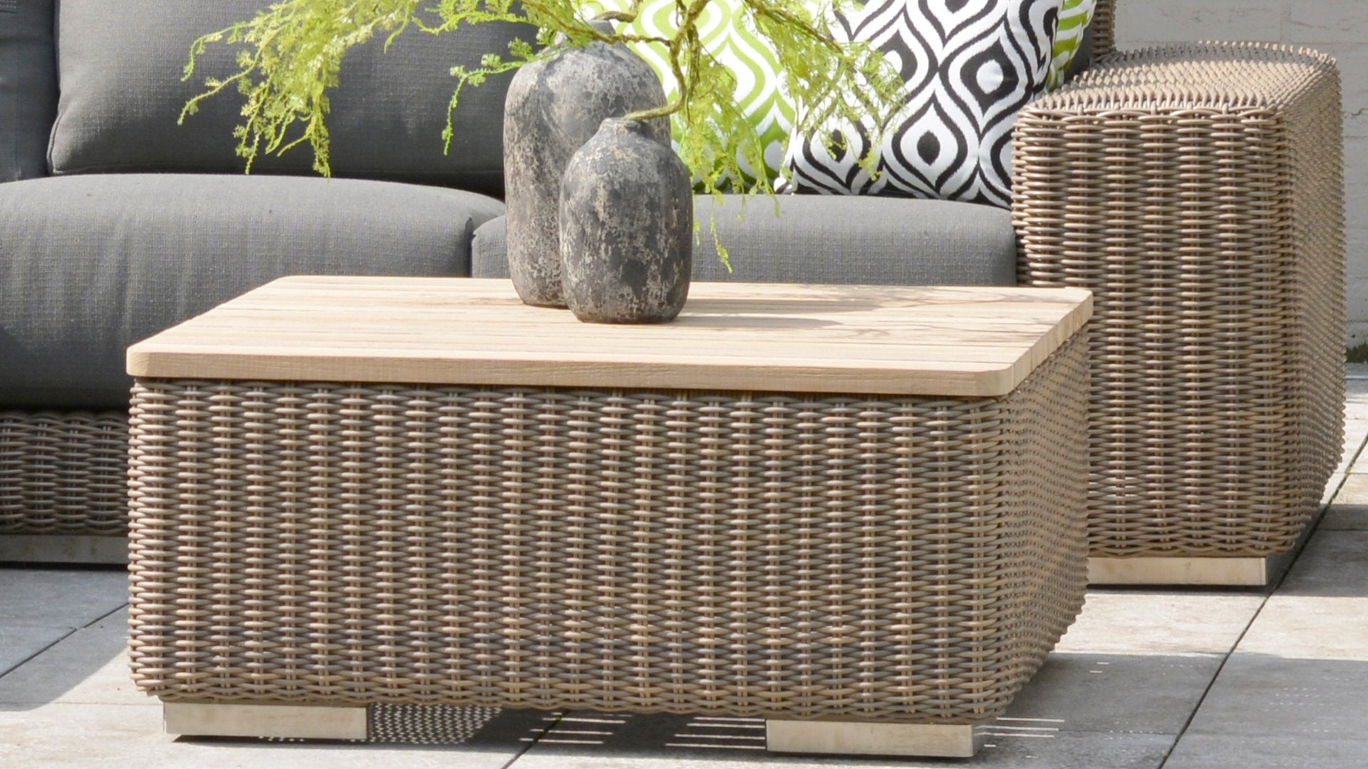 4 Seasons Outdoor Kingston 4 seat corner set with teak table