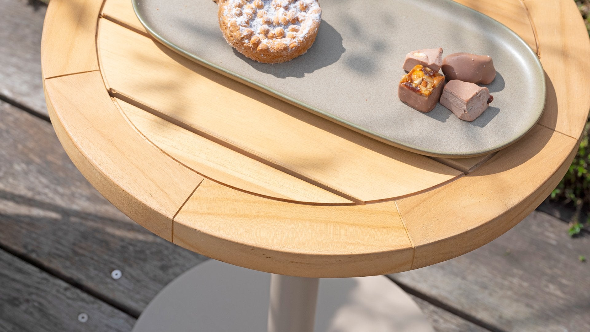 4 Seasons Outdoor Lucas Daybed with Volta Side Table