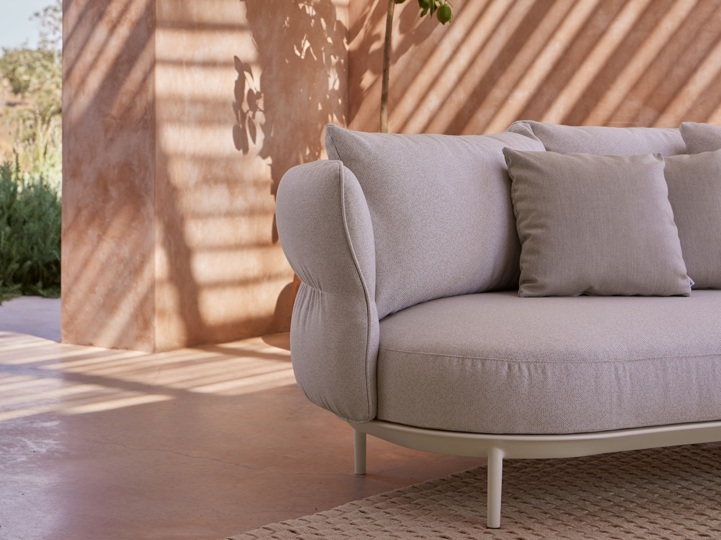 Point Furniture Amba Essence Sofa 2 Right arms Aluminum Structure