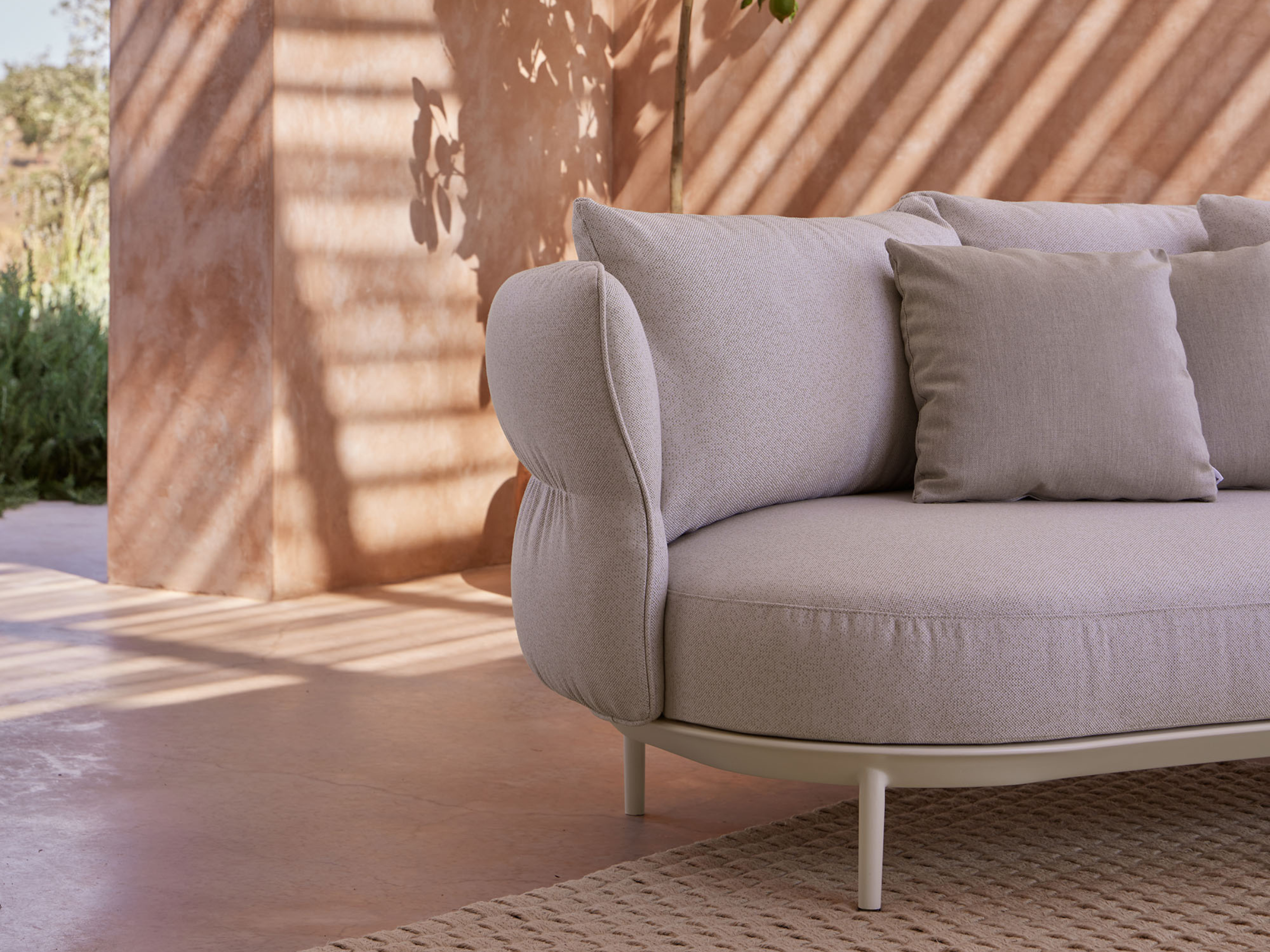Point Furniture Amba Essence Sofa 2 Aluminum Structure