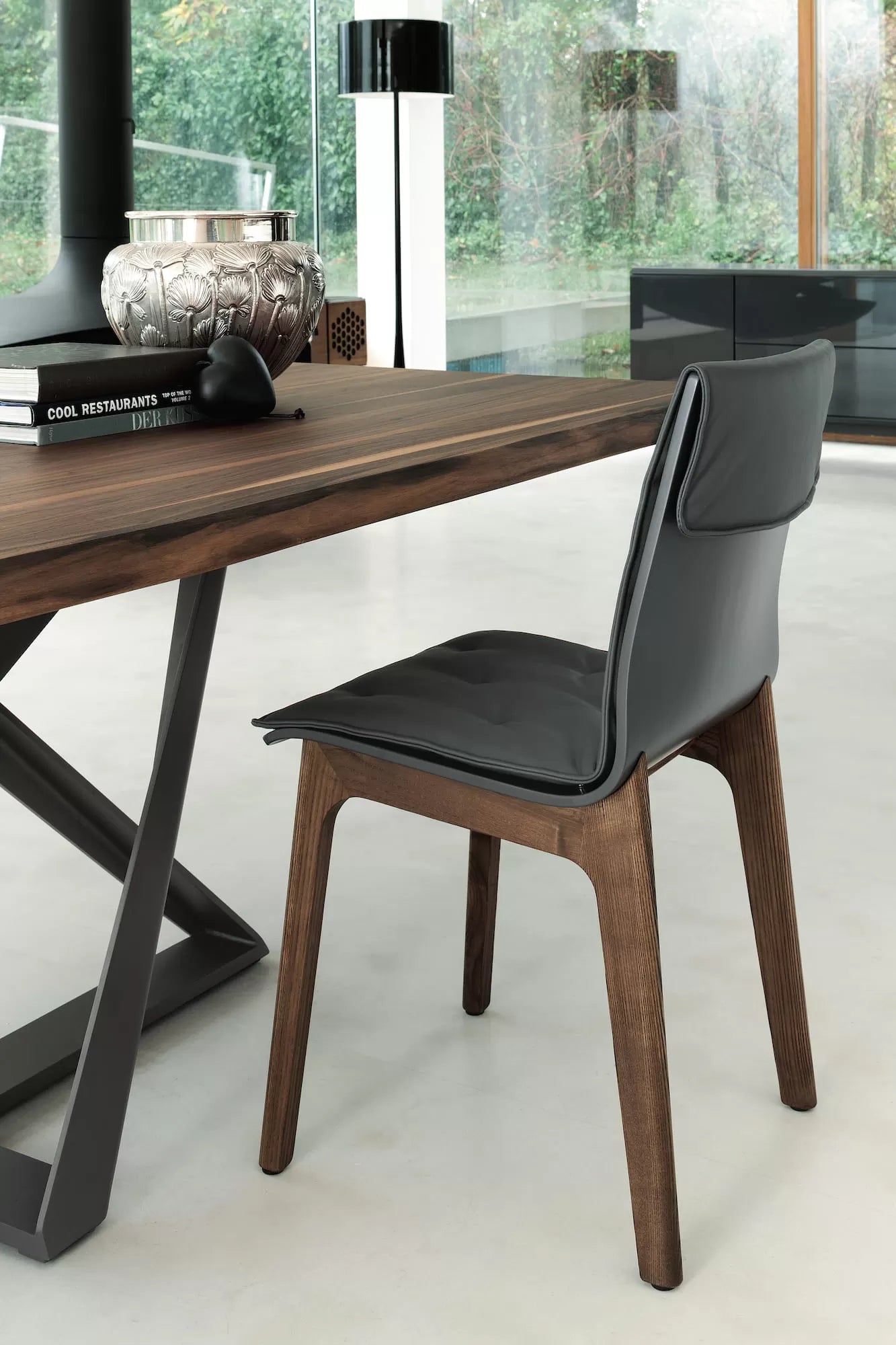 Millennium Fixed table with lacquered Metal frame