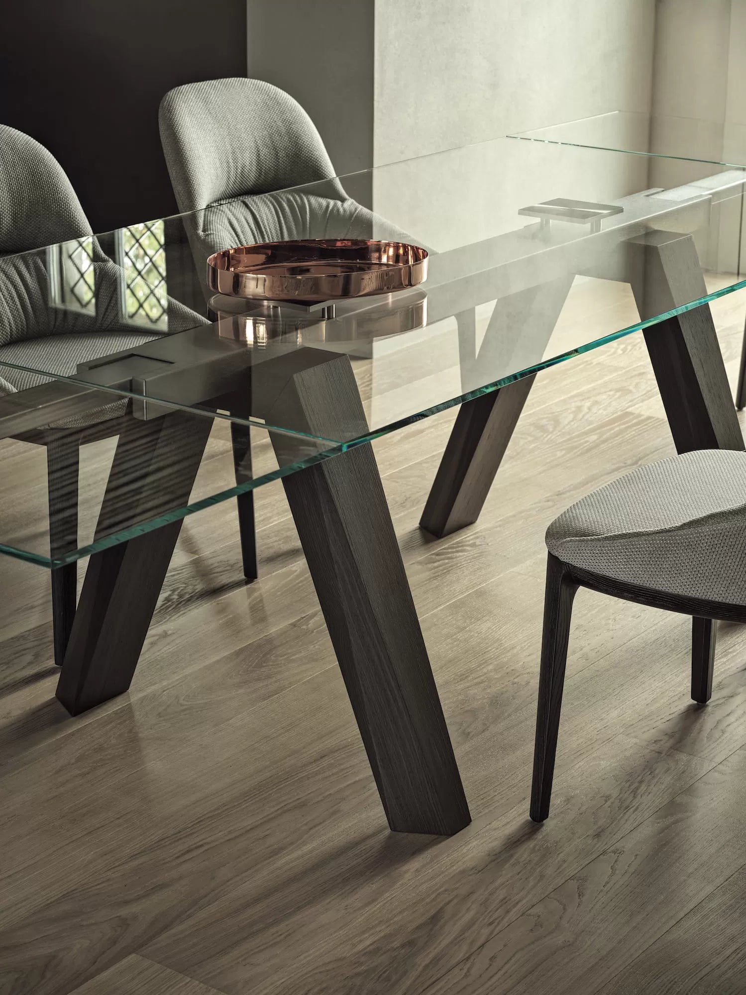 Queen Chair with arms and Solid wood frame