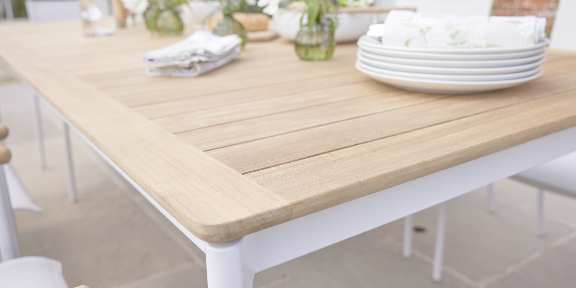 Barlow Tyrie Around Dining Table 220