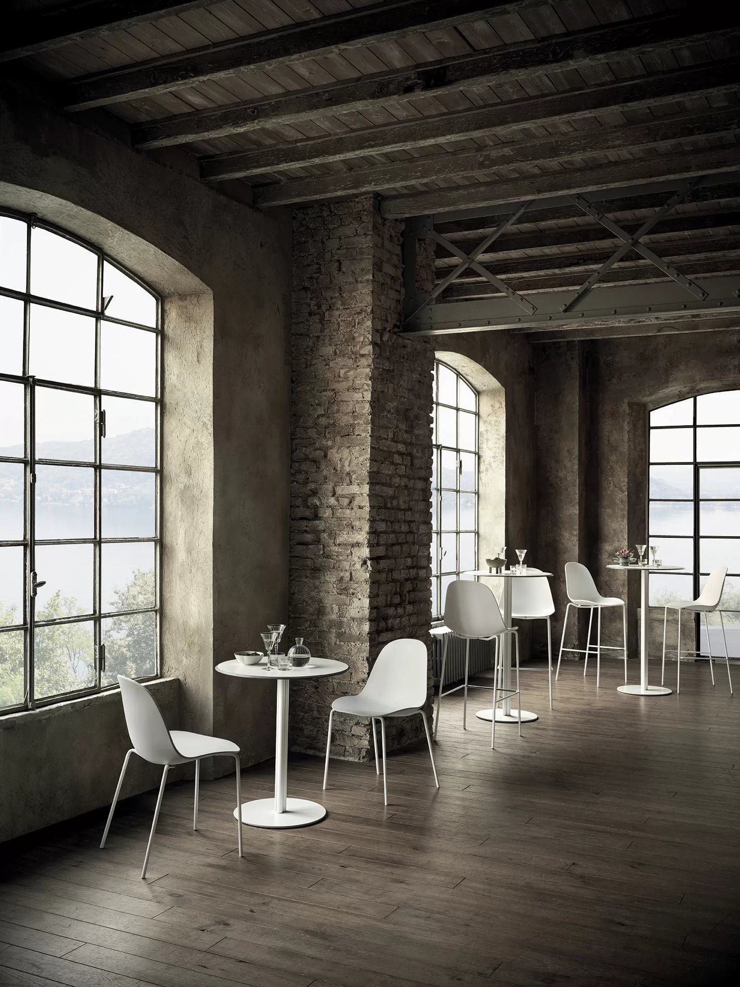 Mood Chair with lacquered metal frame (rounded legs)