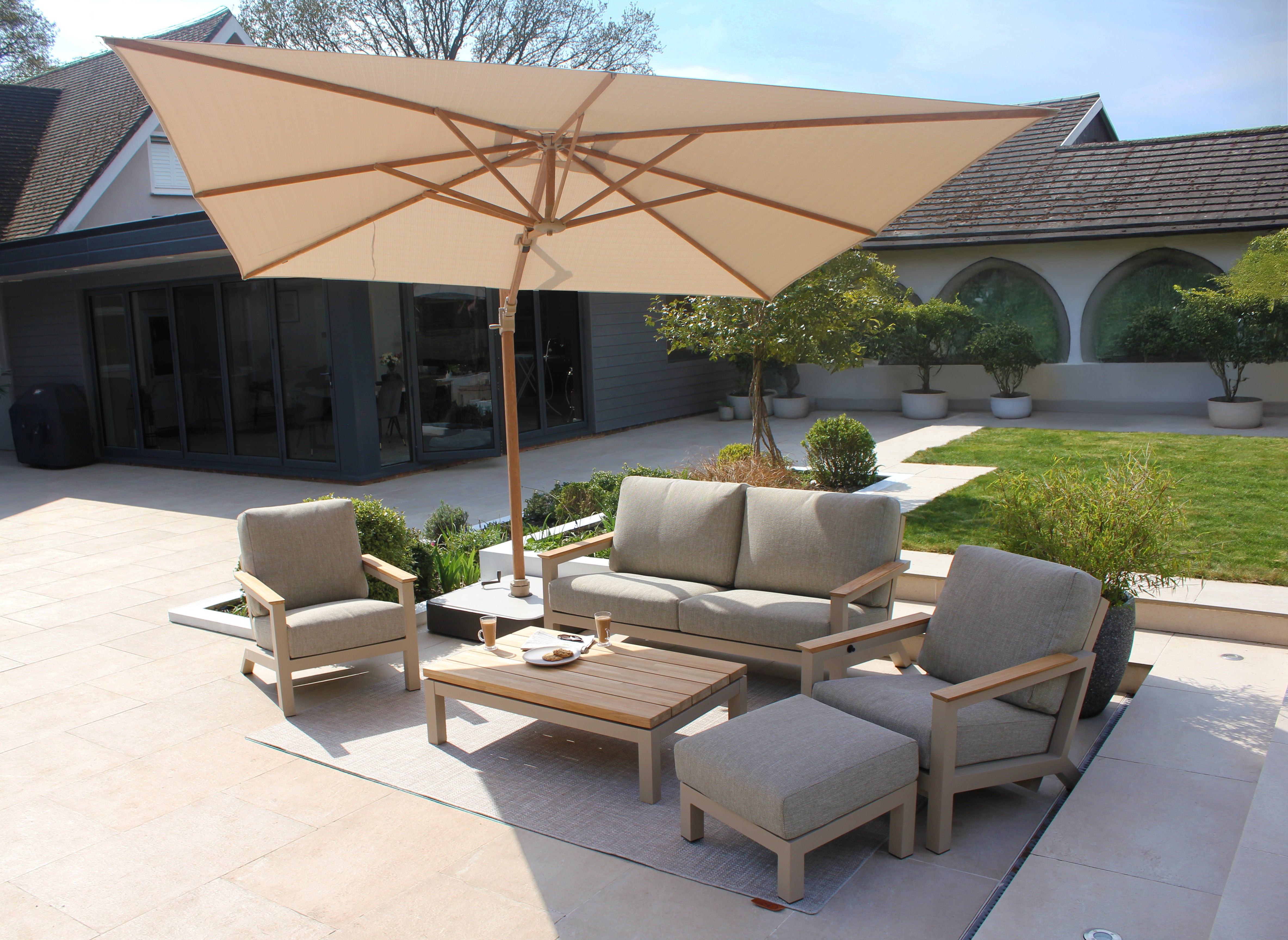 4 Seasons Outdoor Capitol Lounge Set With Footstool