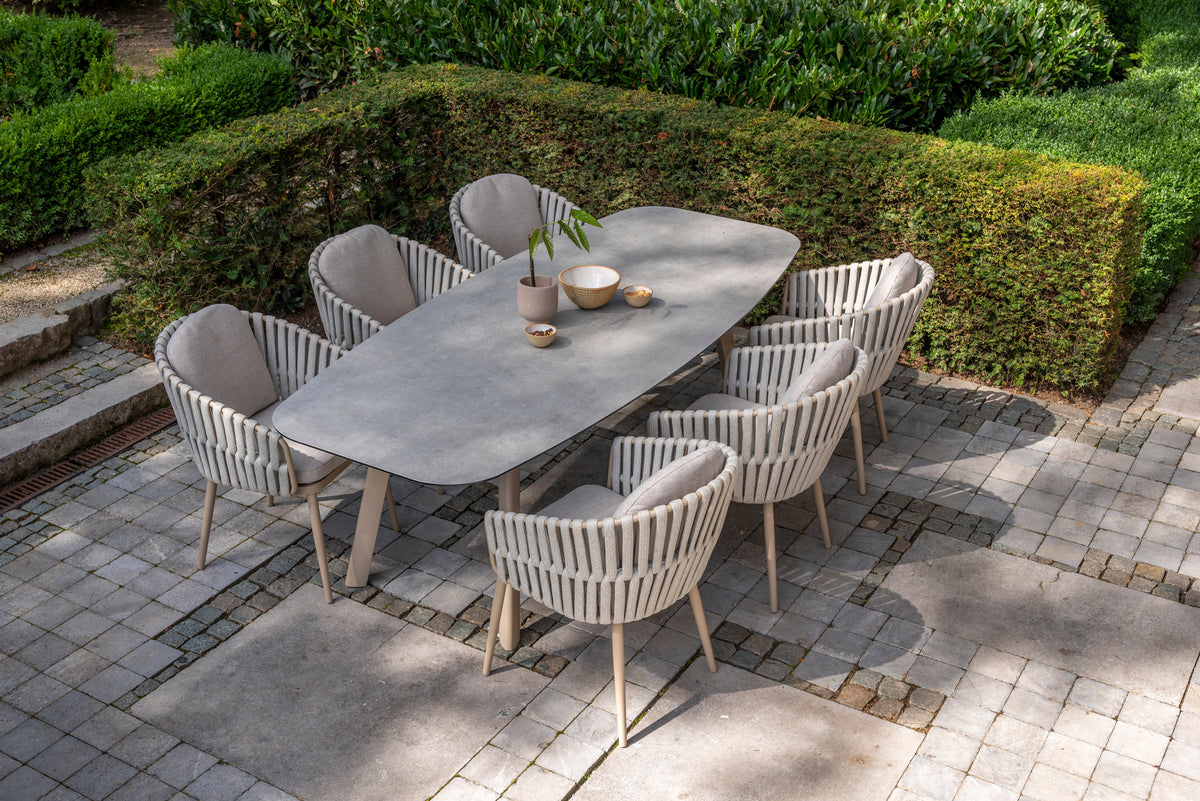 4 Seasons Outdoor Eva dining chairs with Manolo barrel table