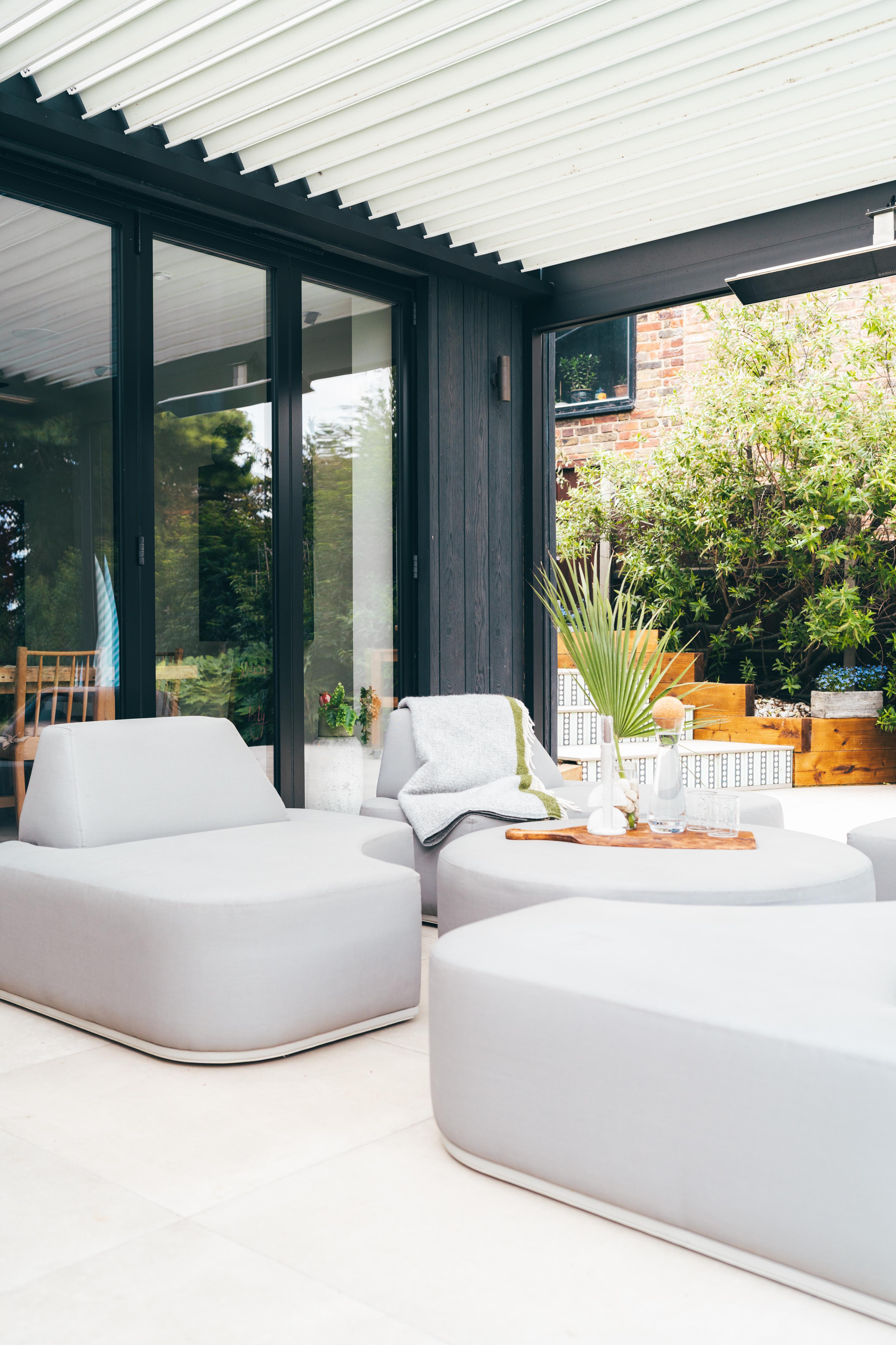 Modern Dual-colour Pool Side Umbris Pergola