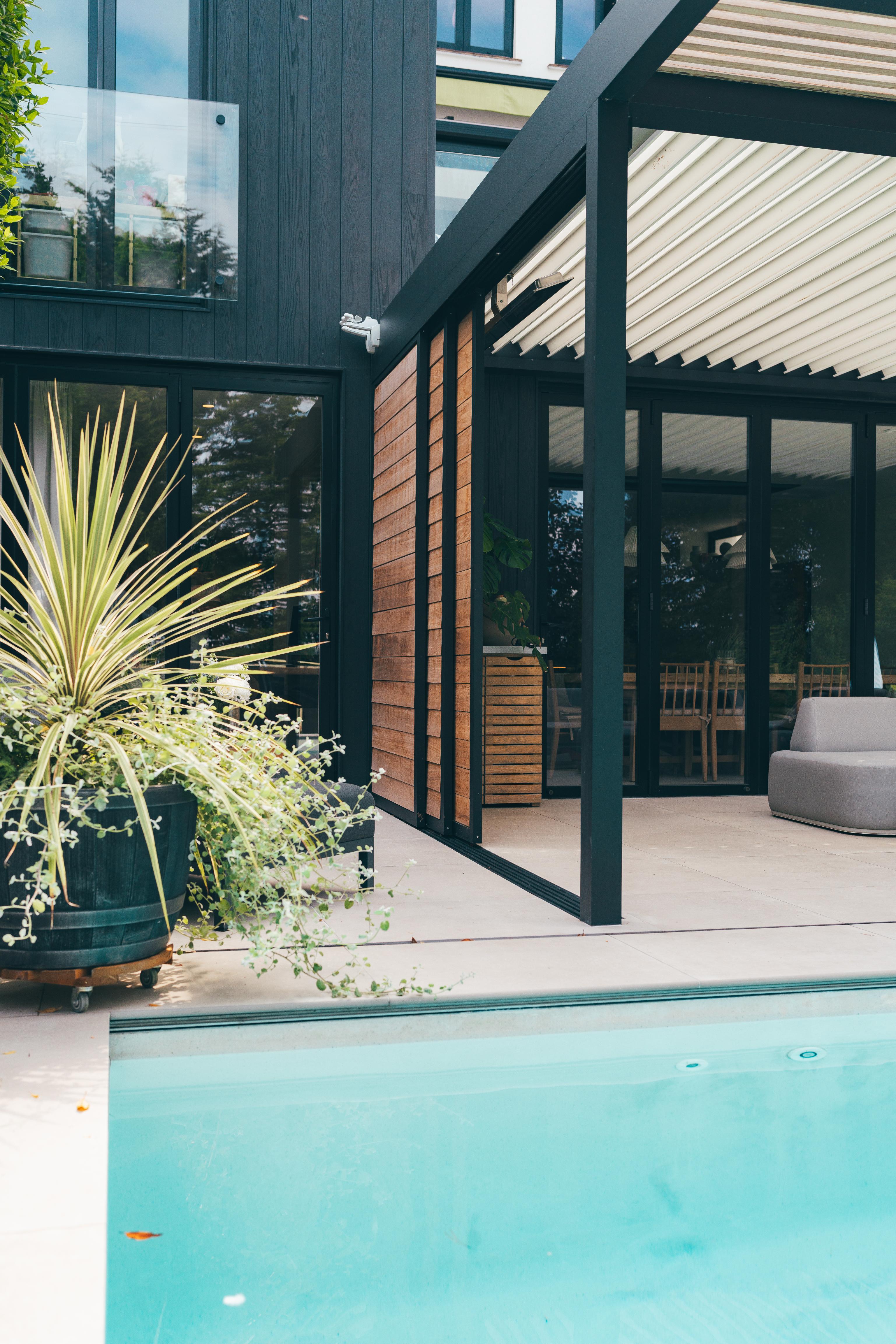 Modern Dual-colour Pool Side Umbris Pergola