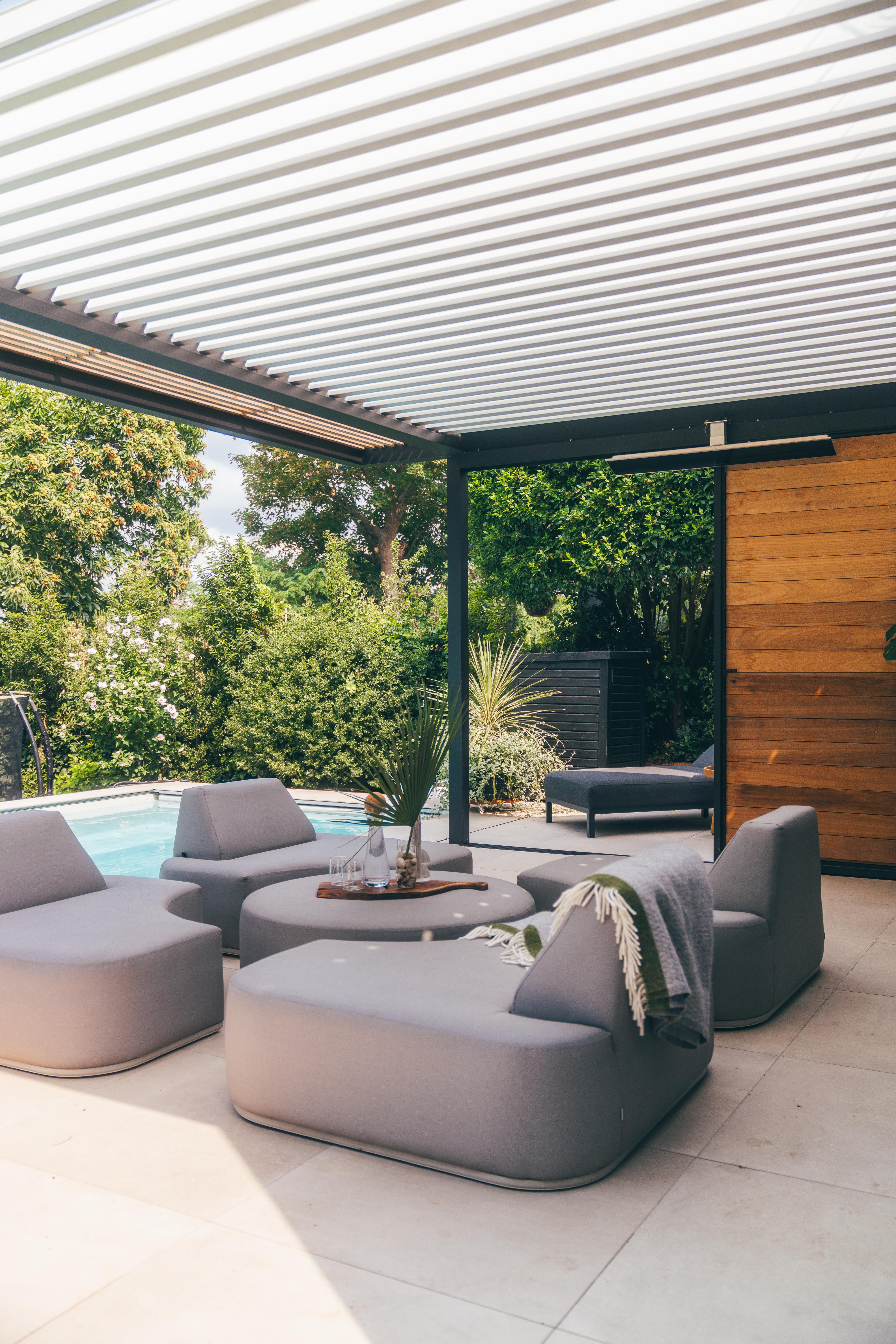 Modern Dual-colour Pool Side Umbris Pergola