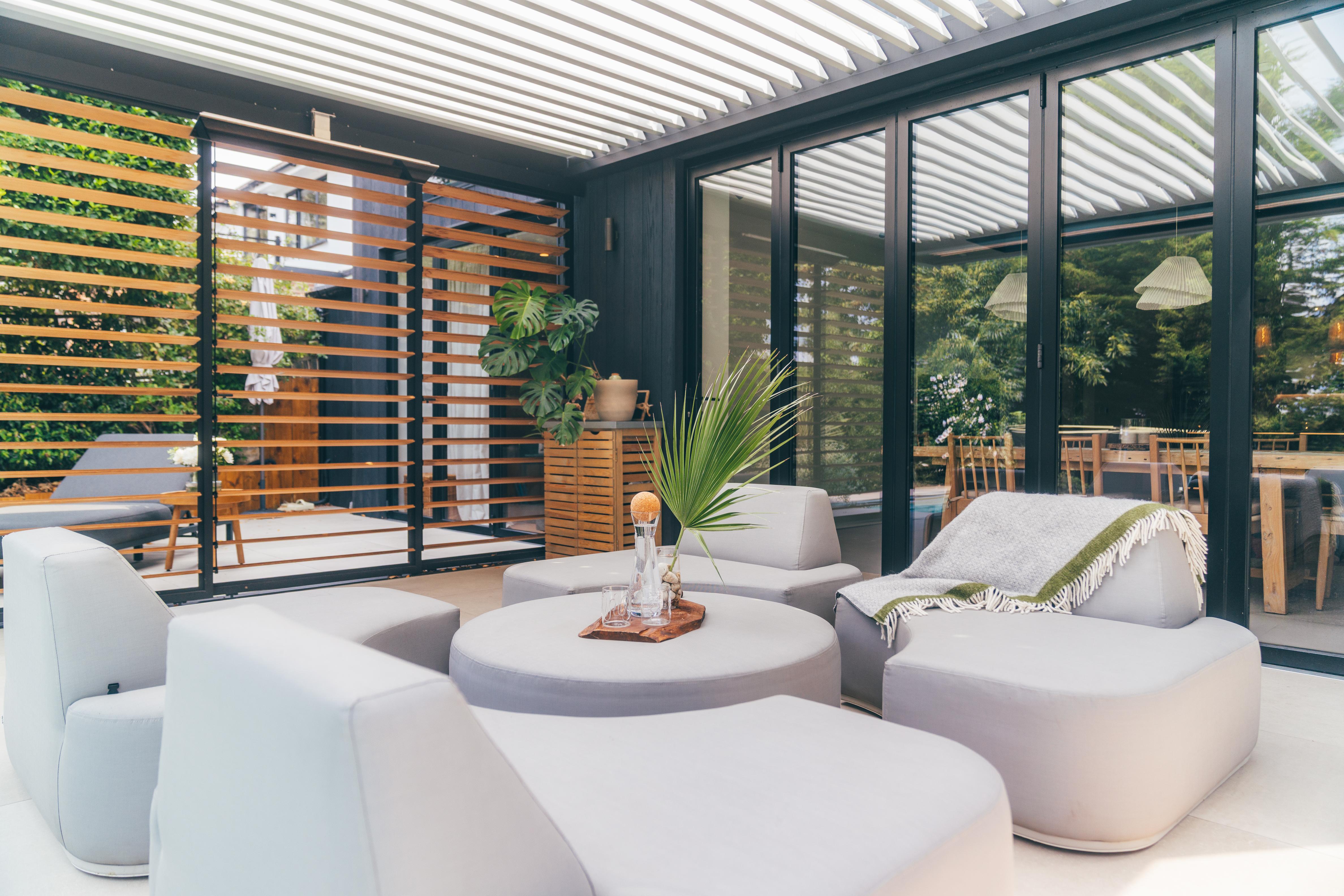 Modern Dual-colour Pool Side Umbris Pergola