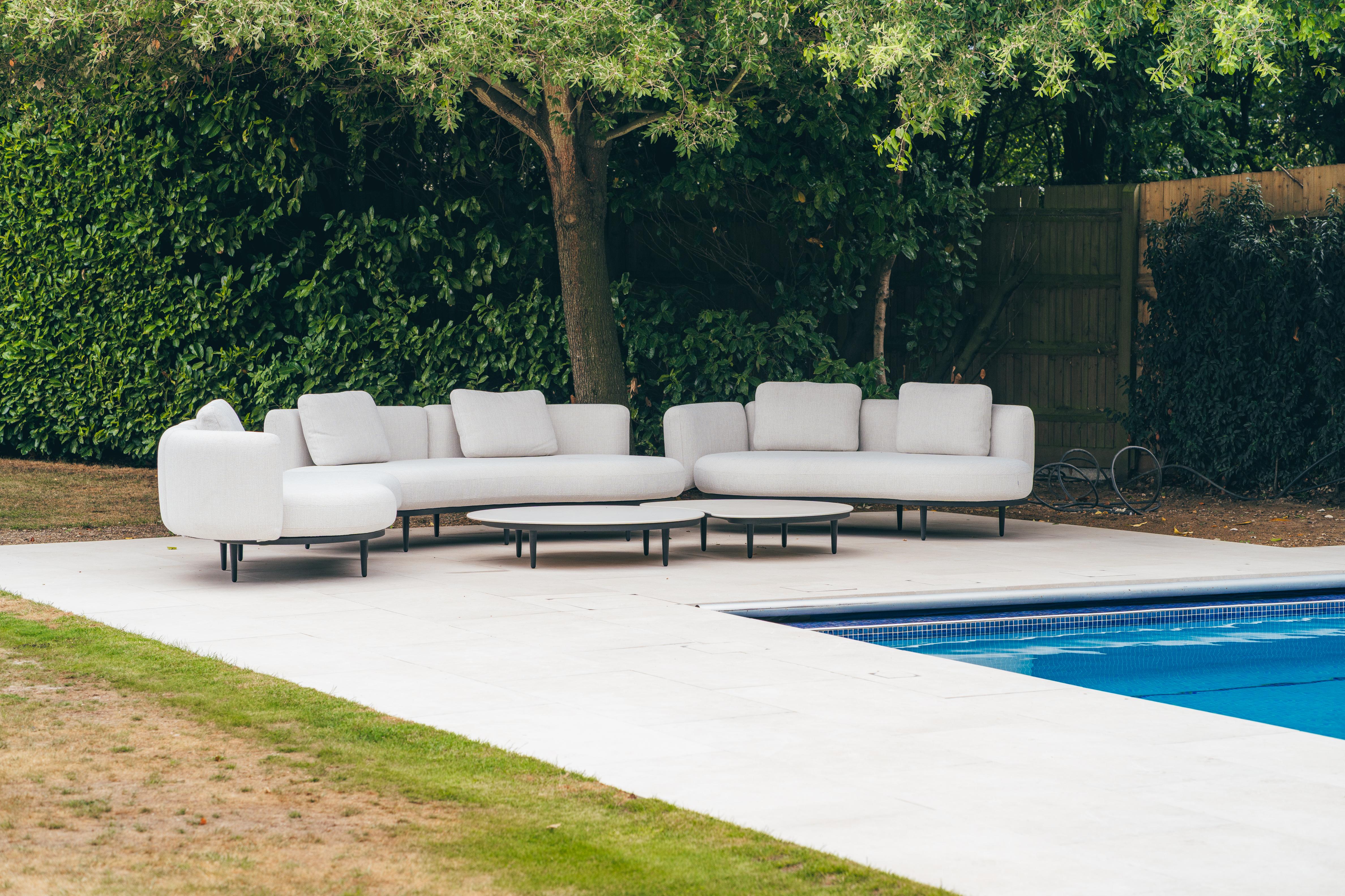 Free-standing L-shaped Pool House Umbris Pergola