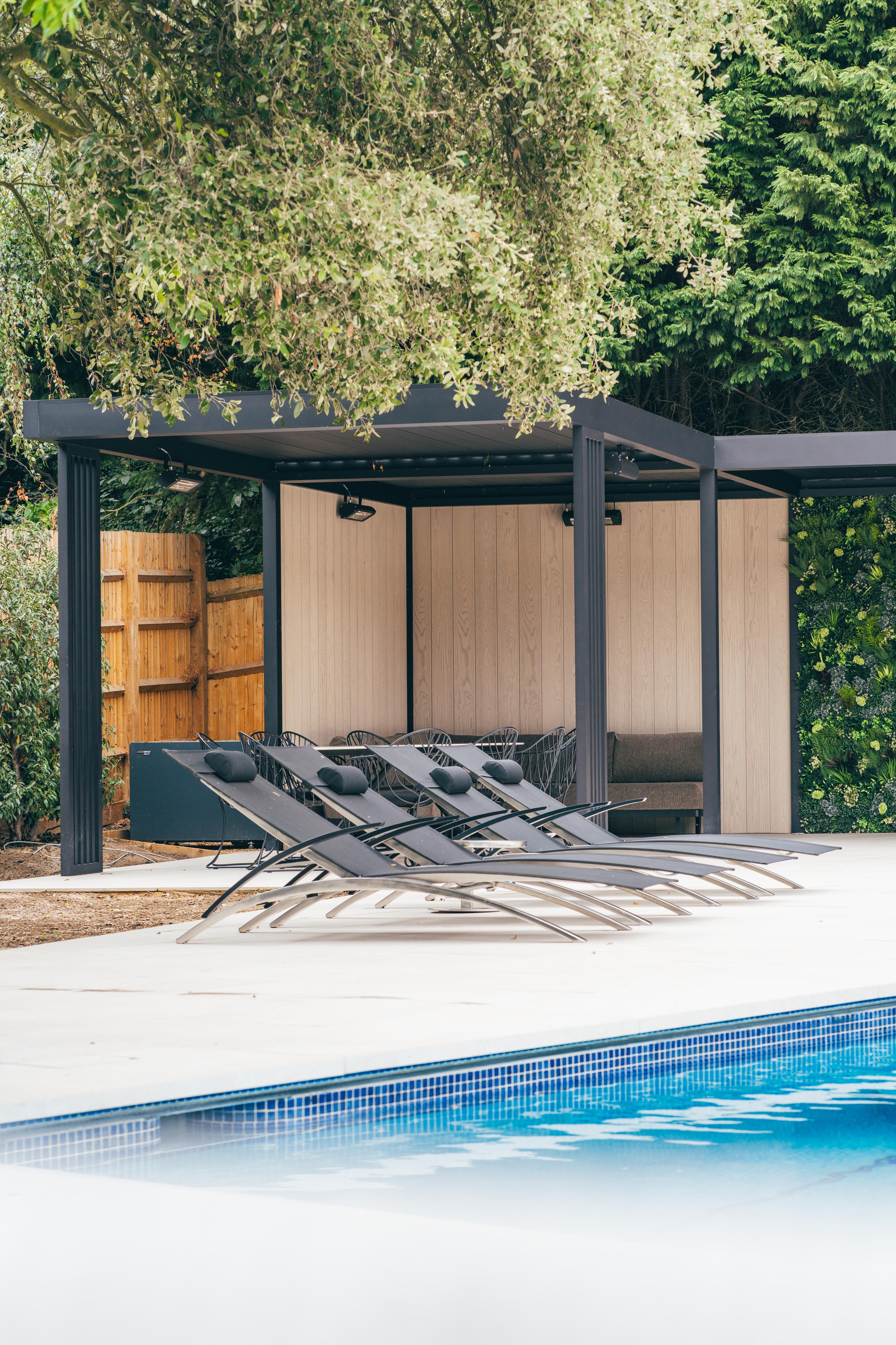 Free-standing L-shaped Pool House Umbris Pergola