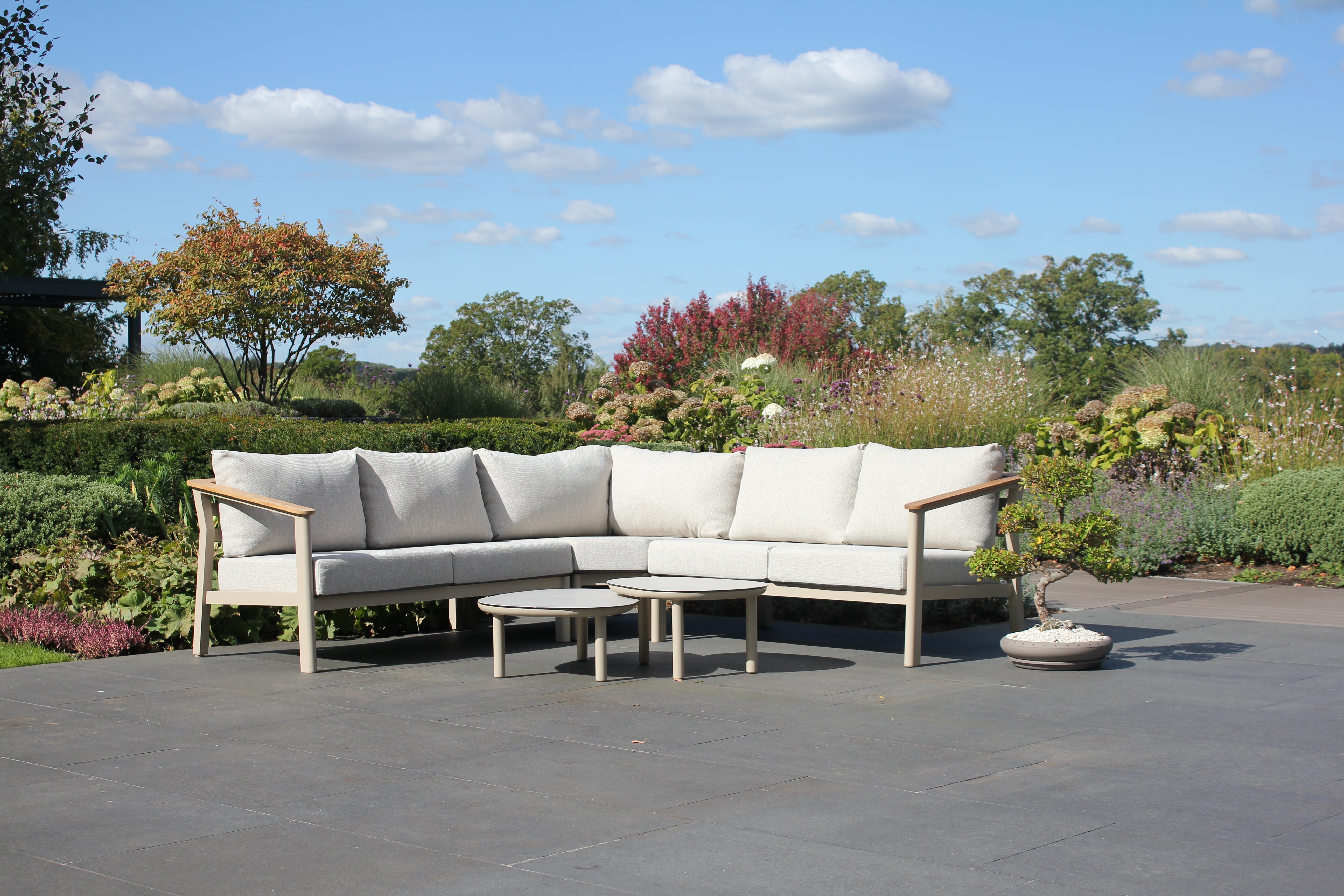 4 Seasons Outdoor Olivia 5 Seat Corner Group with Demi Coffee & Side Tables
