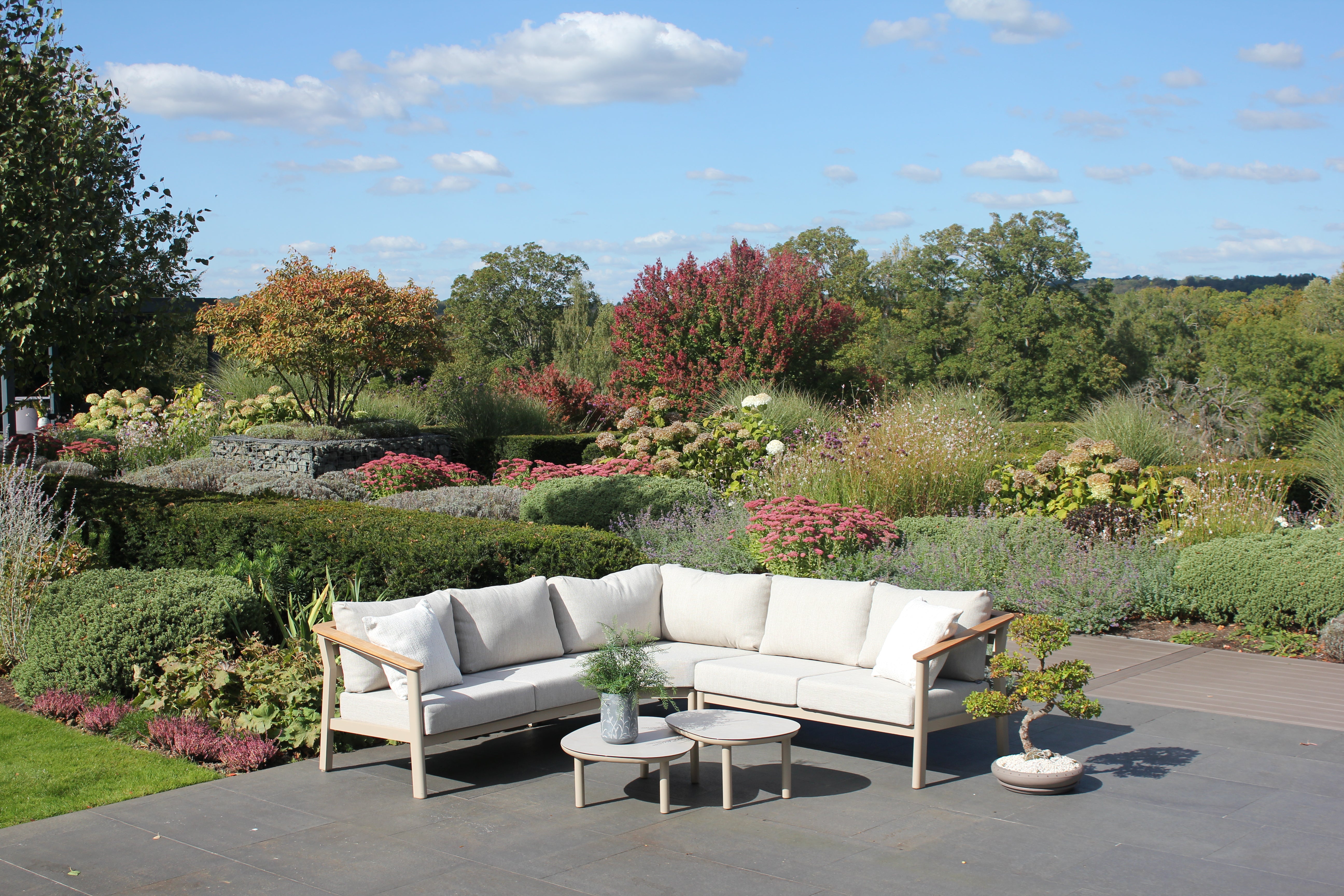 4 Seasons Outdoor Olivia 5 Seat Corner Group with Demi Coffee & Side Tables