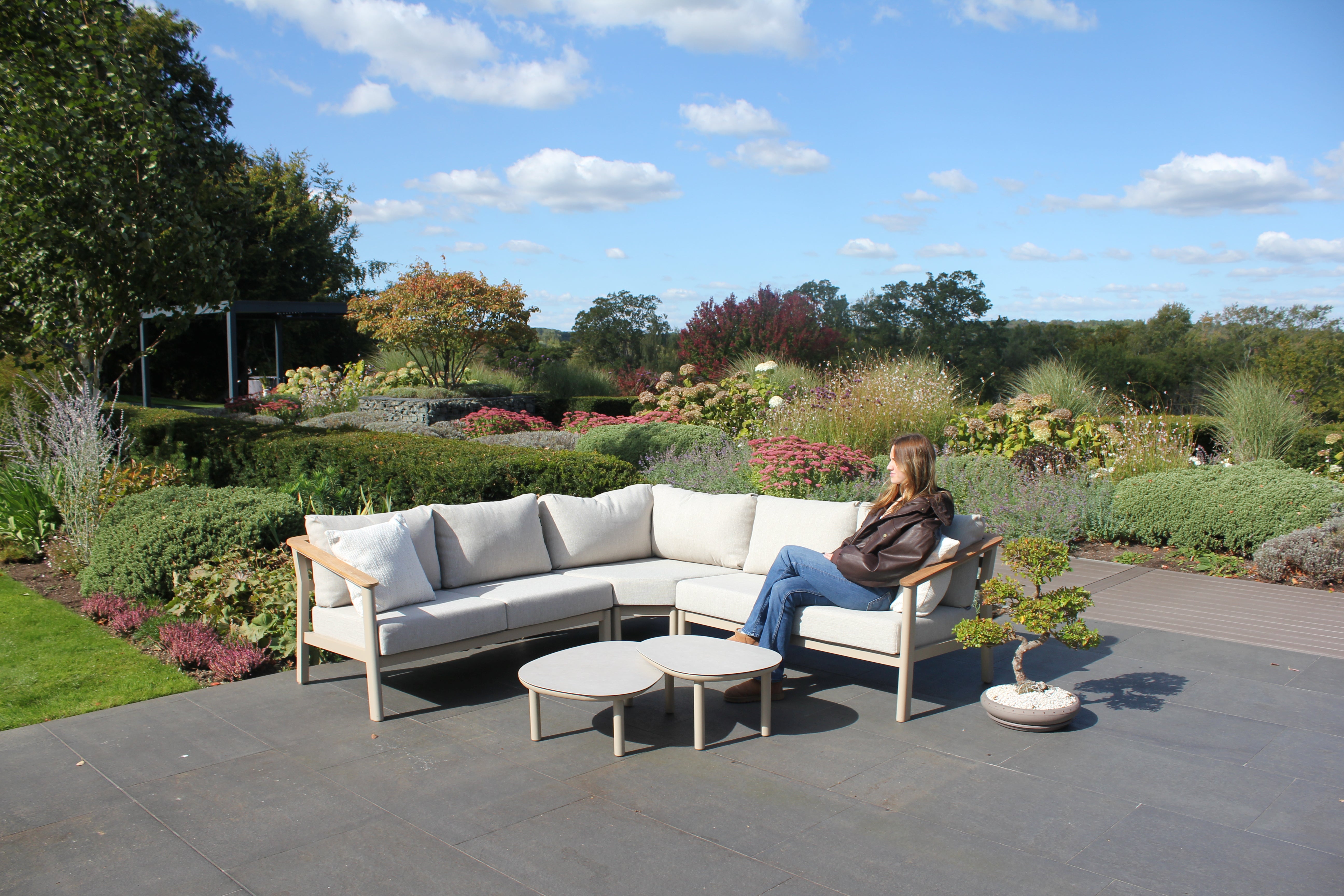 4 Seasons Outdoor Olivia 5 Seat Corner Group with Demi Coffee & Side Tables