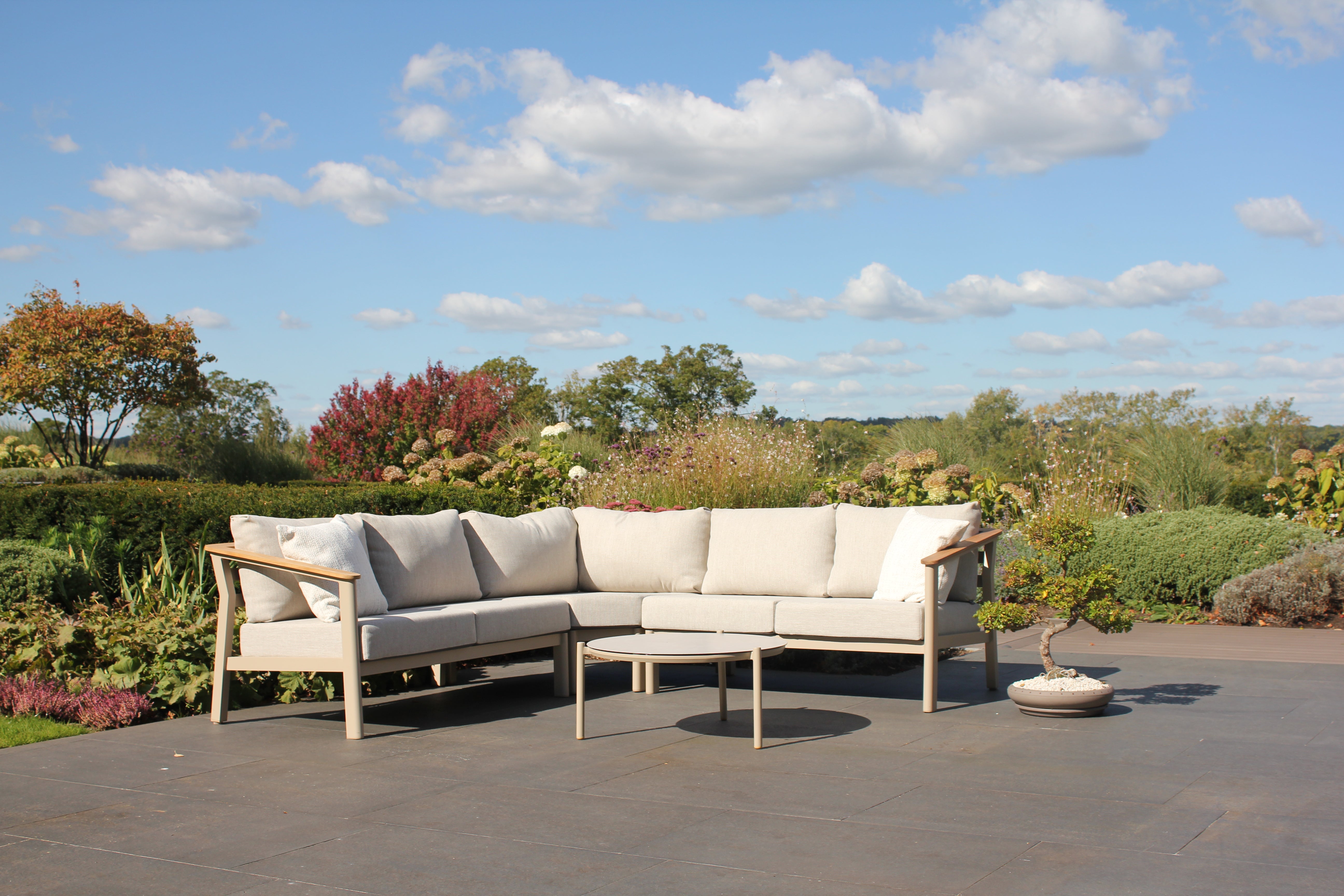 4 Seasons Outdoor Olivia 5 Seat Corner Group with Demi Coffee & Side Tables