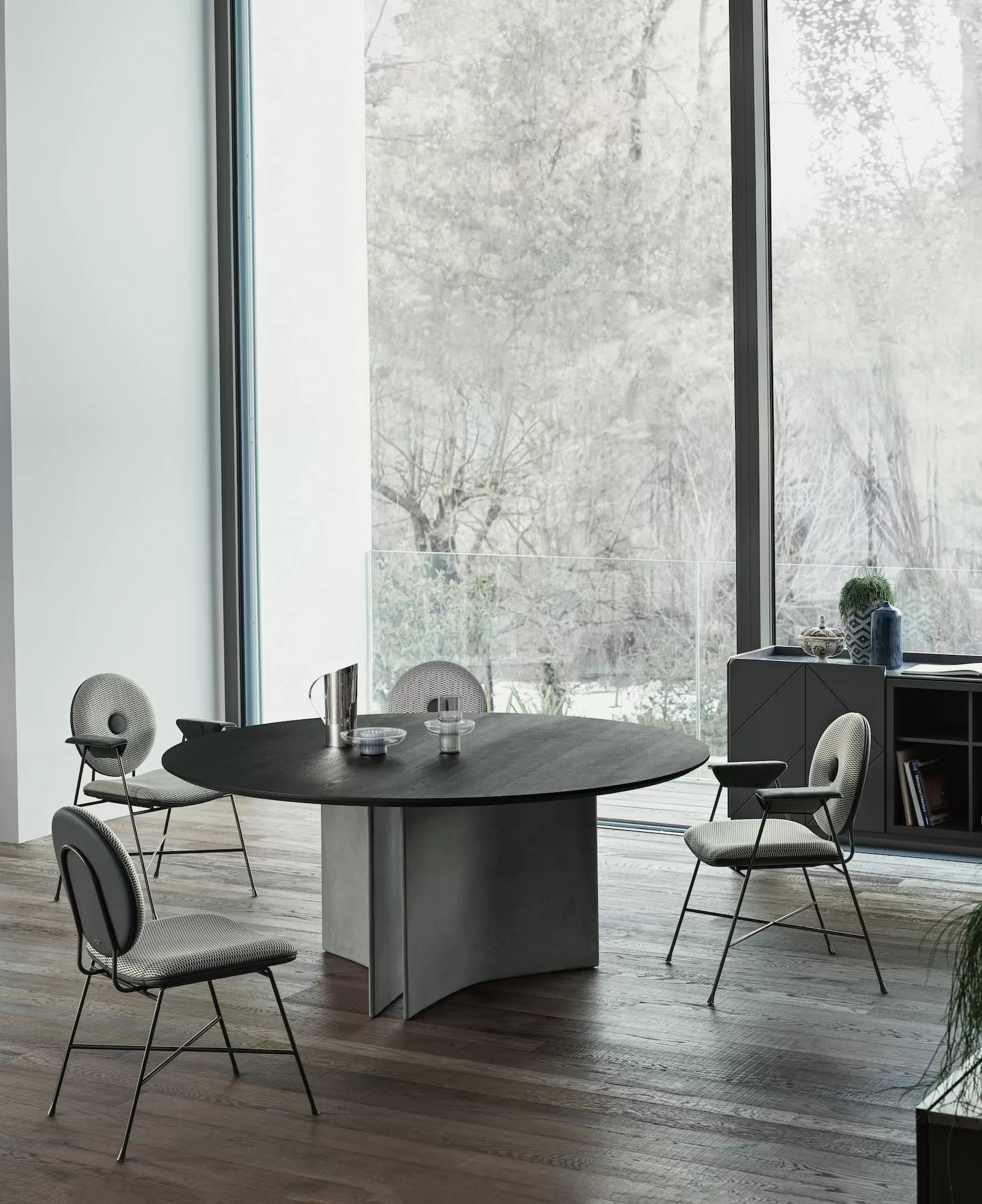 Penelope Chair with arms in lacquered metal frame