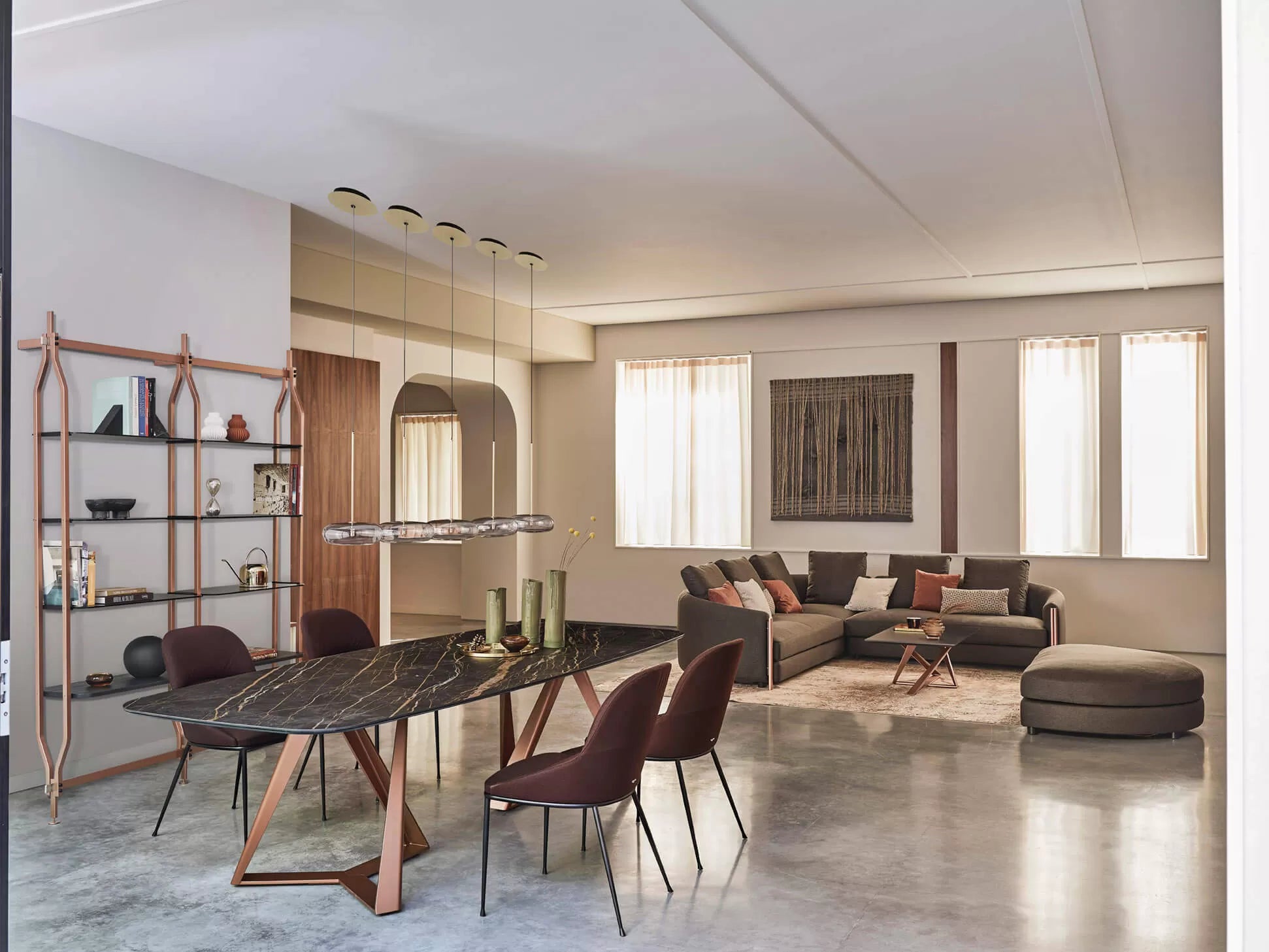 Queen Chair with arms and metal frame