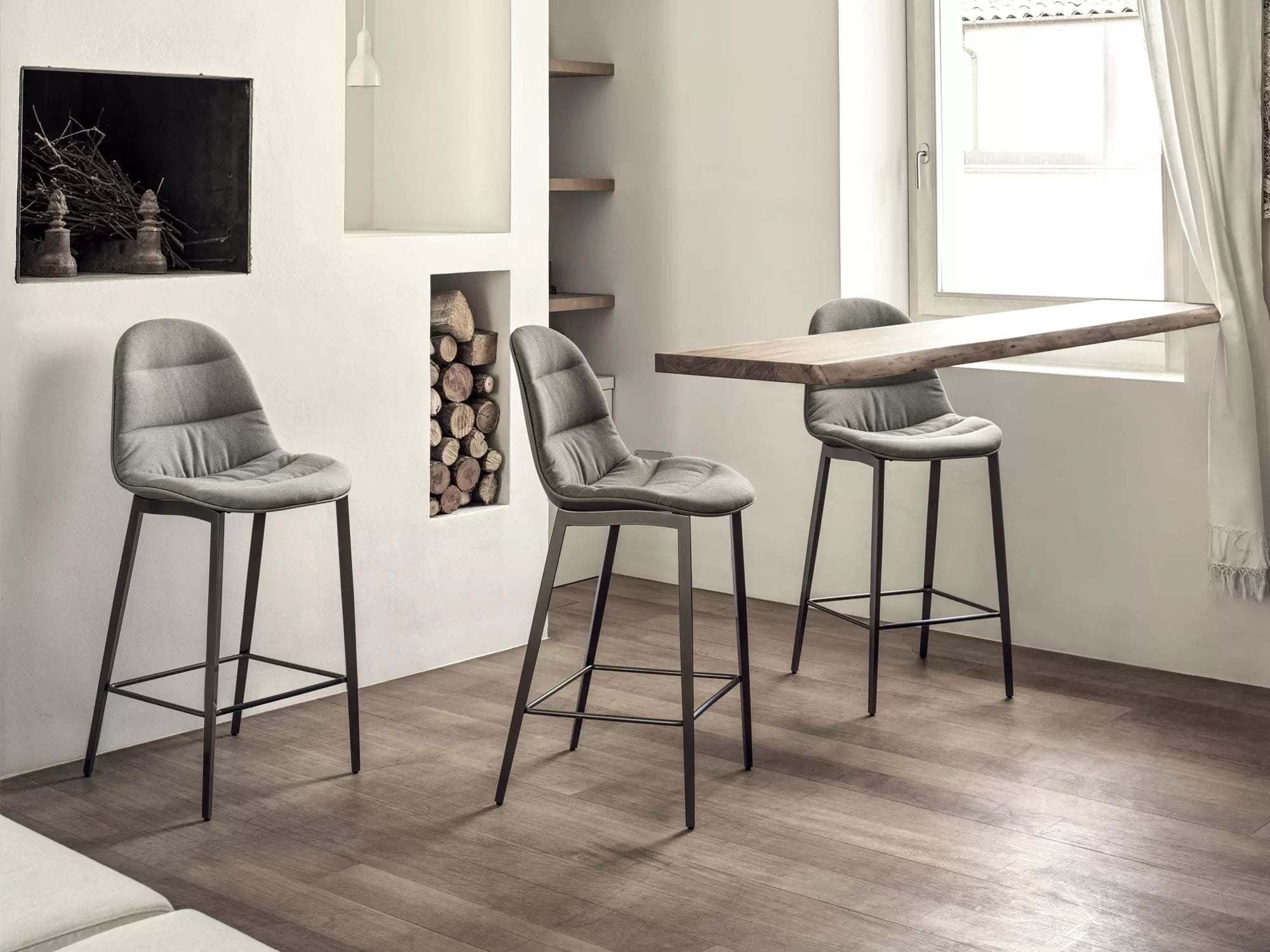 Mood Footstool Lined High barstool with lacquered metal frame