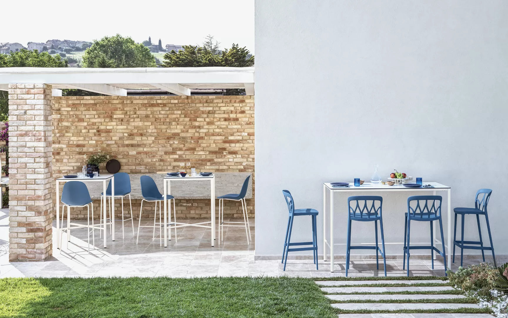 Mood Barstool Outdoor Outdoor high barstool with lacquered metal frame round section and shell in polypropylene