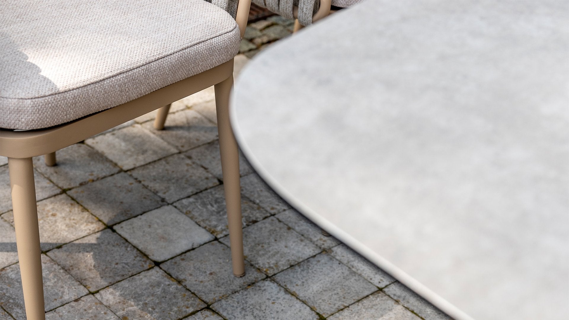 4 Seasons Outdoor Eva 4 Seat with Manolo 75cm Ceramic Dining Table