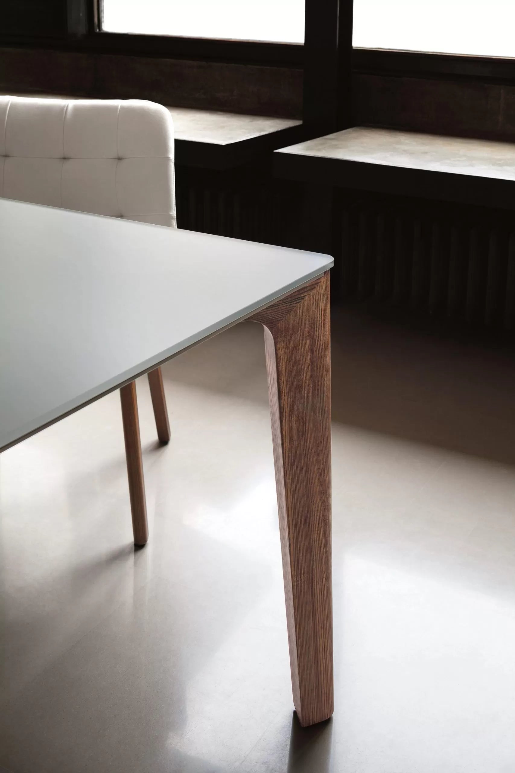 Versus Fixed table with Metal frame in matching colours with top finishing