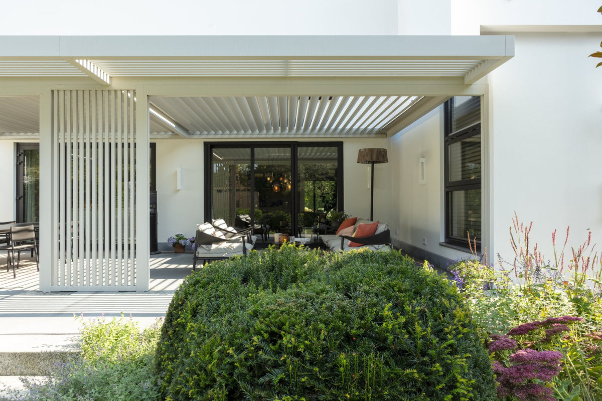 Bright Summer Terrace Umbris Pergola – project photograph 02