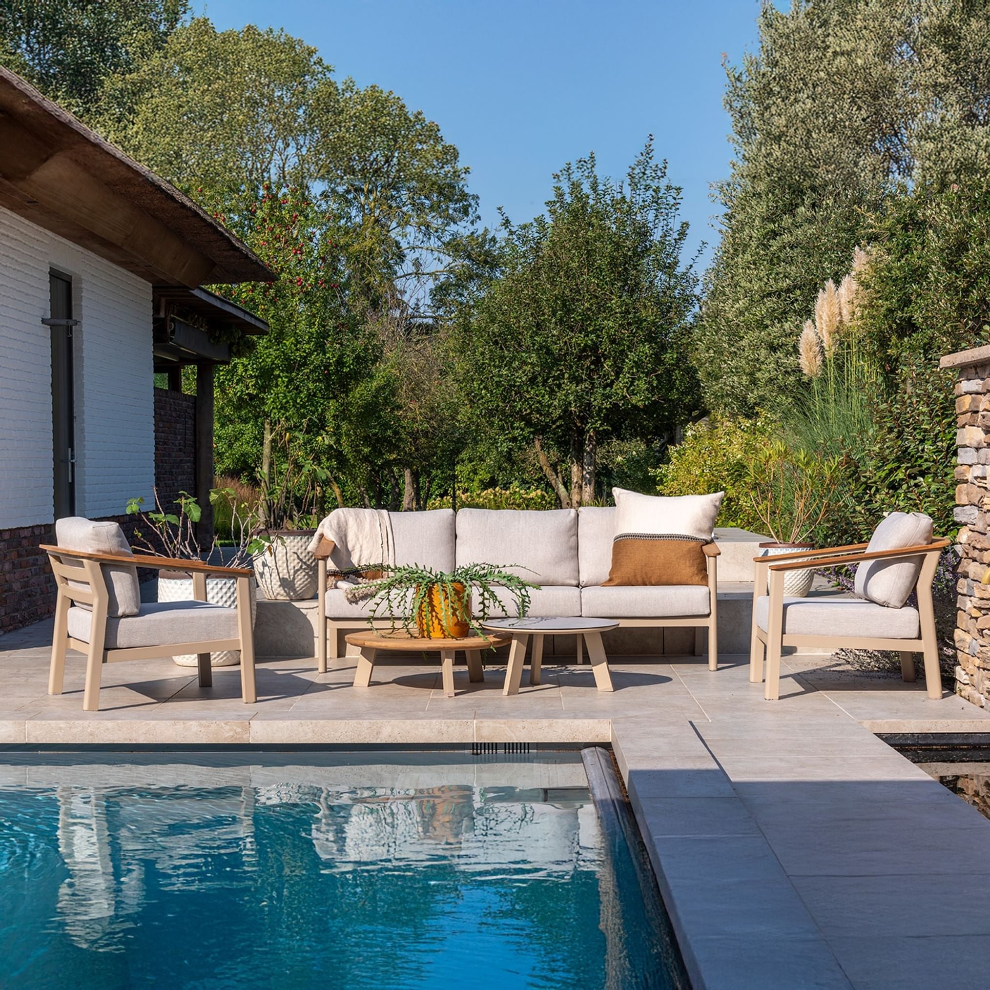 4 Seasons Outdoor Olivia Modular Lounge with Yoga Coffee Table