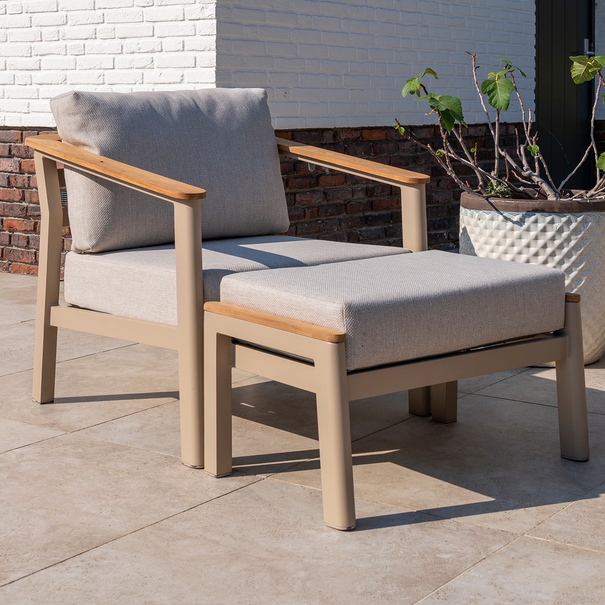 4 Seasons Outdoor Olivia Modular Lounge with Yoga Coffee Table