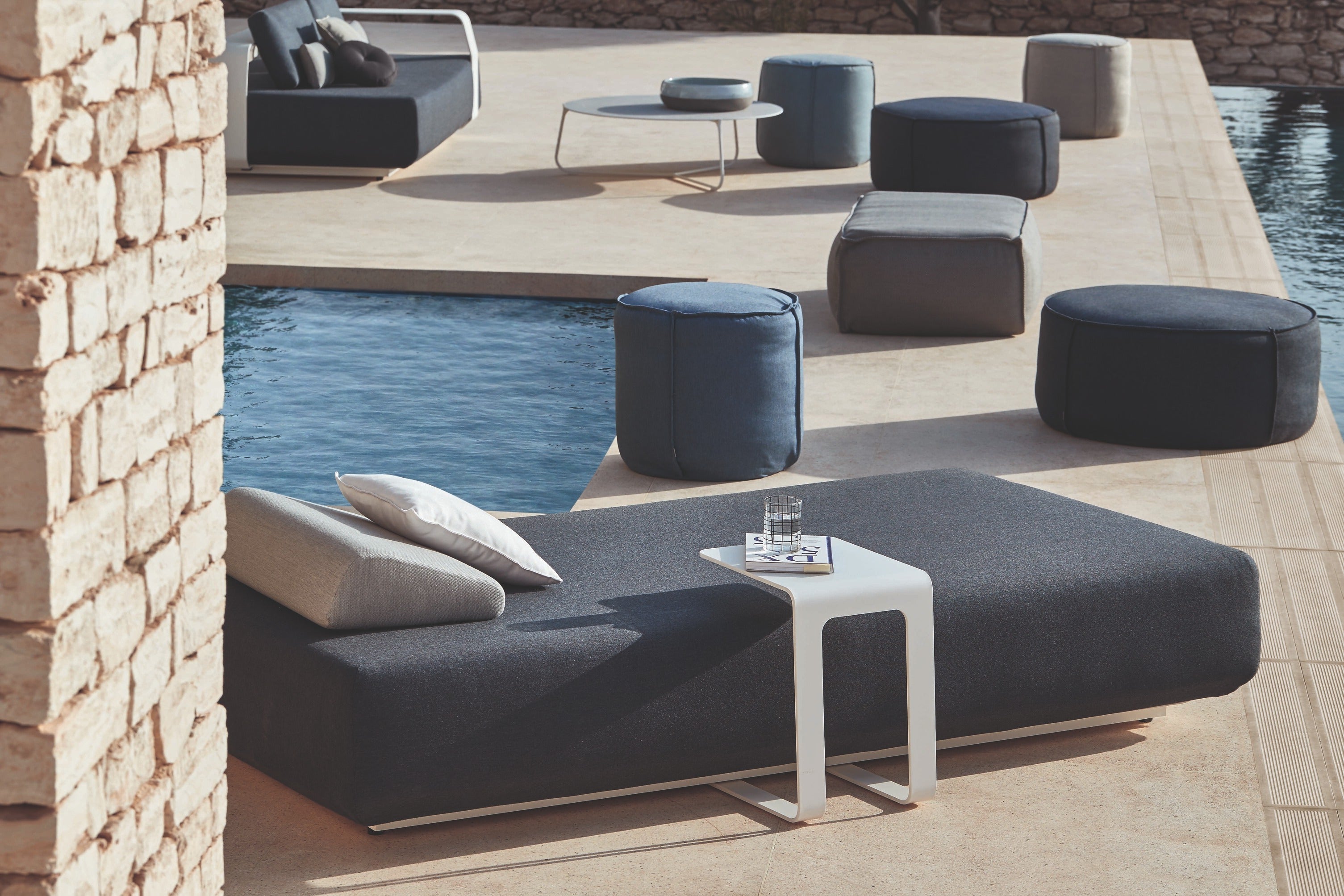 Manutti Kumo Medium Footstool