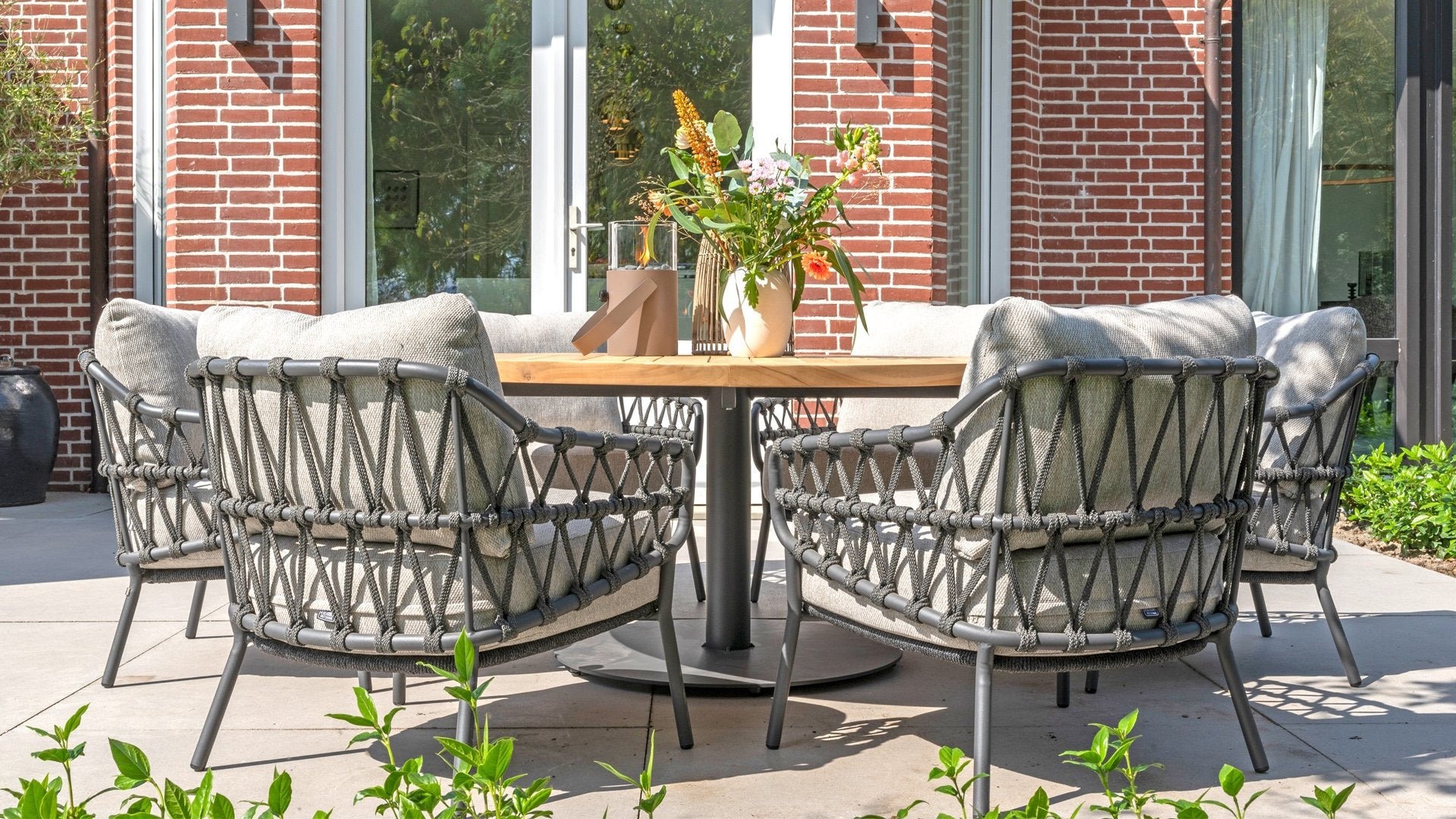 4 Seasons Outdoor Calpi Low Dining Chair Anthracite with 2 cushions