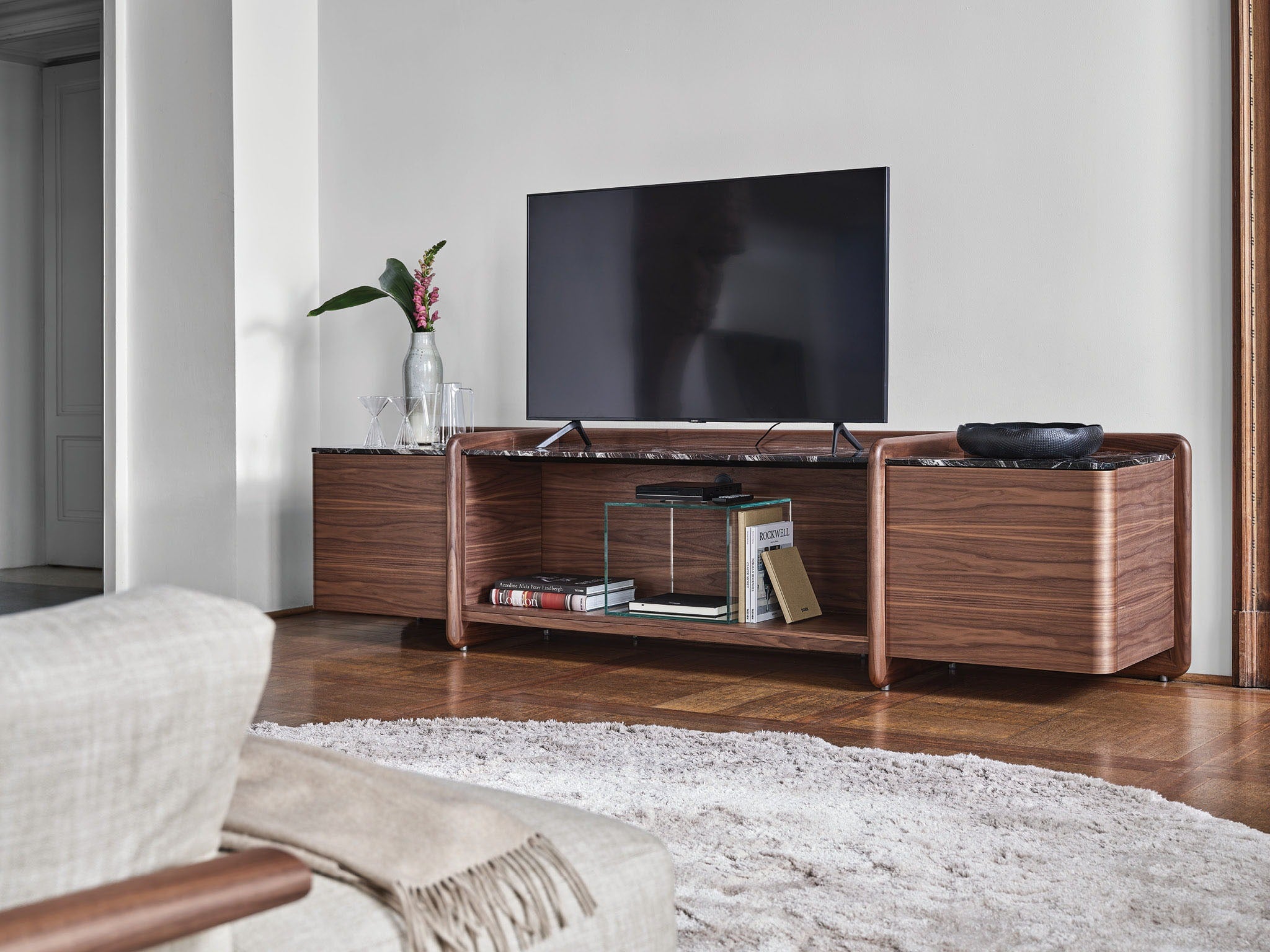 Porada Akeru Tv Stand