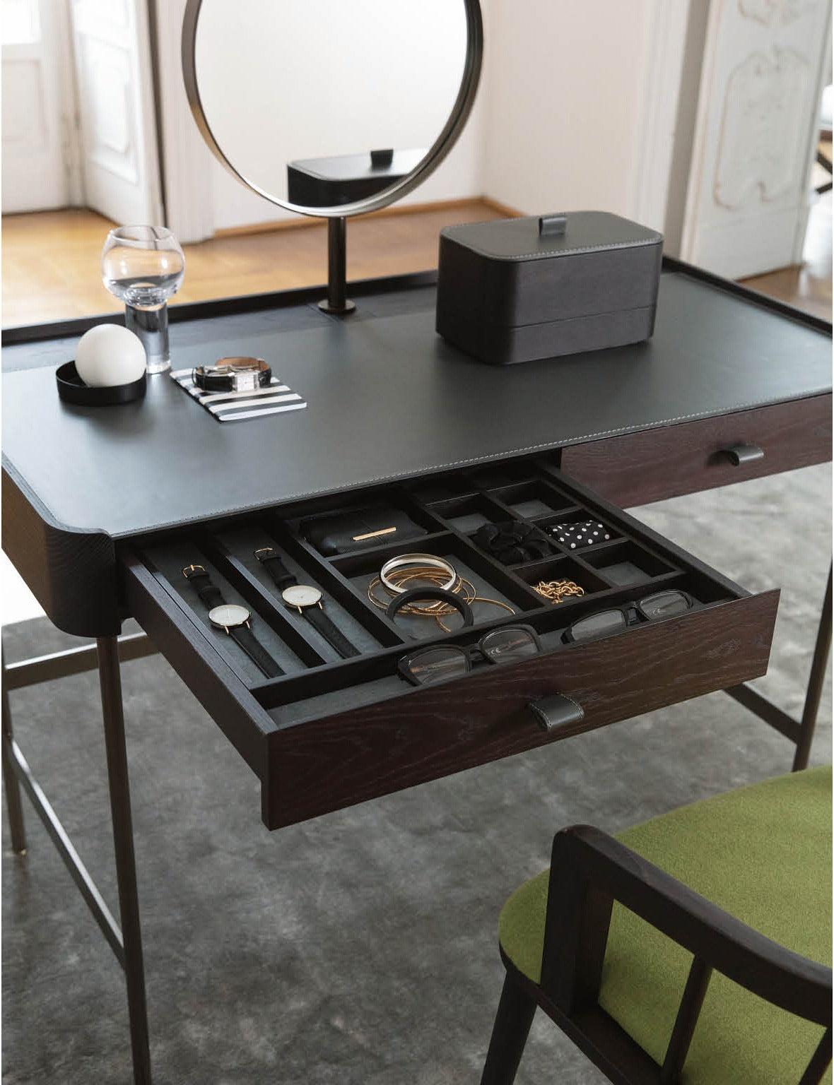 Porada Dafto Writing Desk