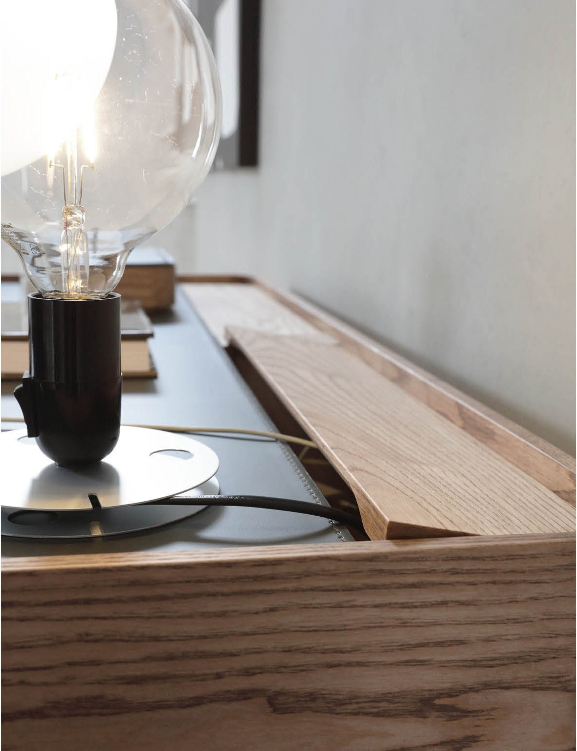 Porada Dafto Writing Desk