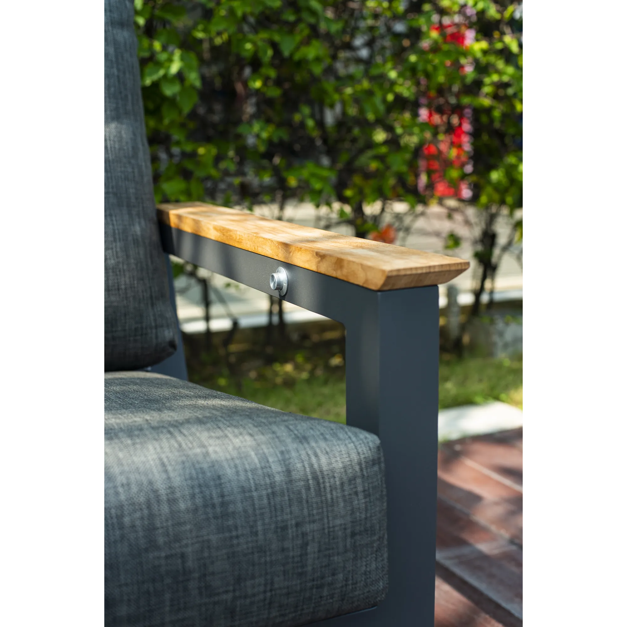 4 Seasons Outdoor Capitol Recliner With 2 Cushions