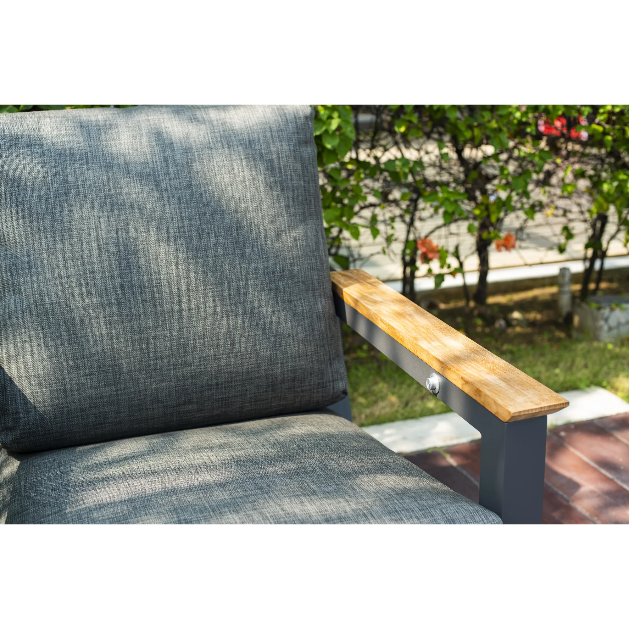 4 Seasons Outdoor Capitol Recliner With 2 Cushions