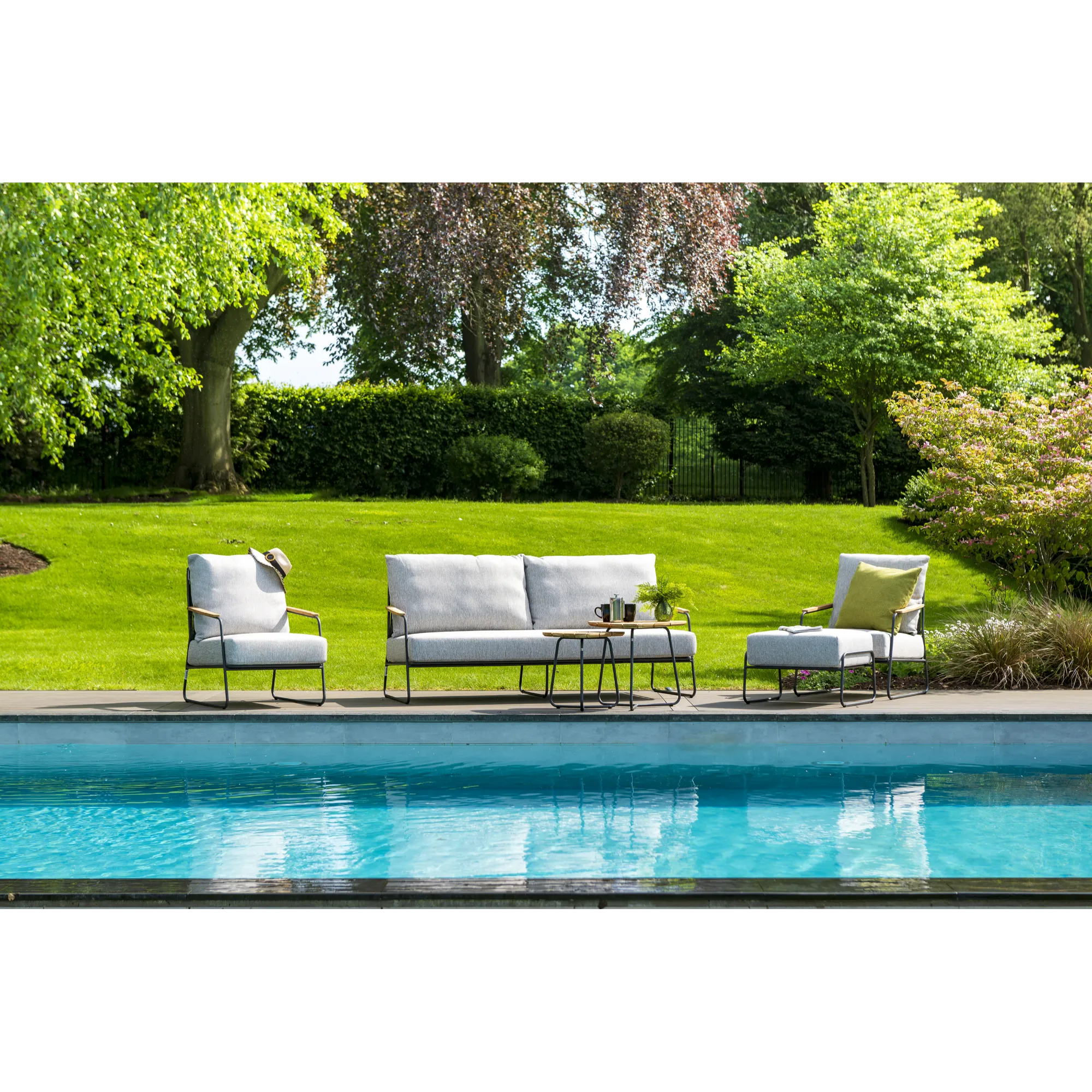 4 Seasons Outdoor Ex-Display Balade Lounge Sofa only & Verdi Rectangular Coffee Table (armchairs and footstool not included)