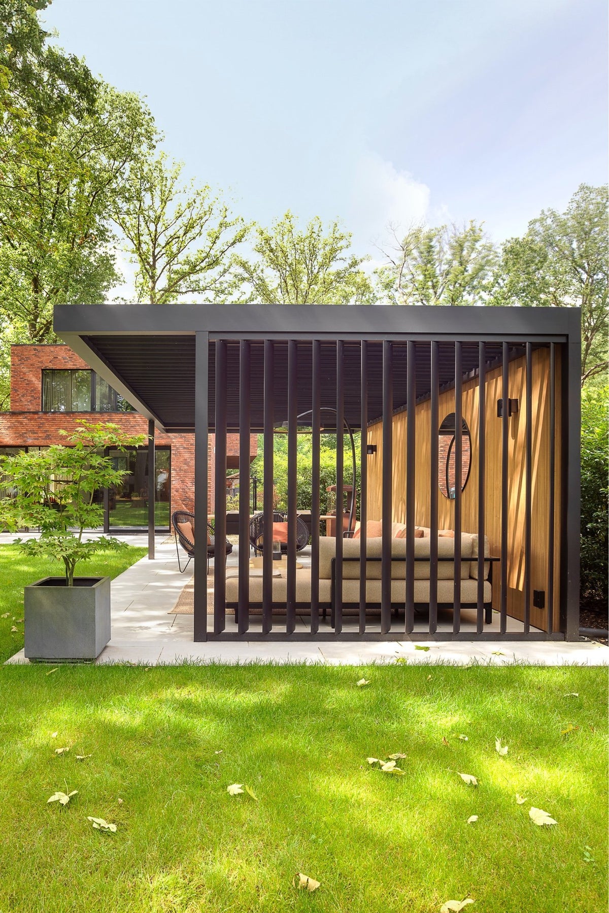 Stylishly Finished Garden Lounge Umbris Pergola – project photograph 07