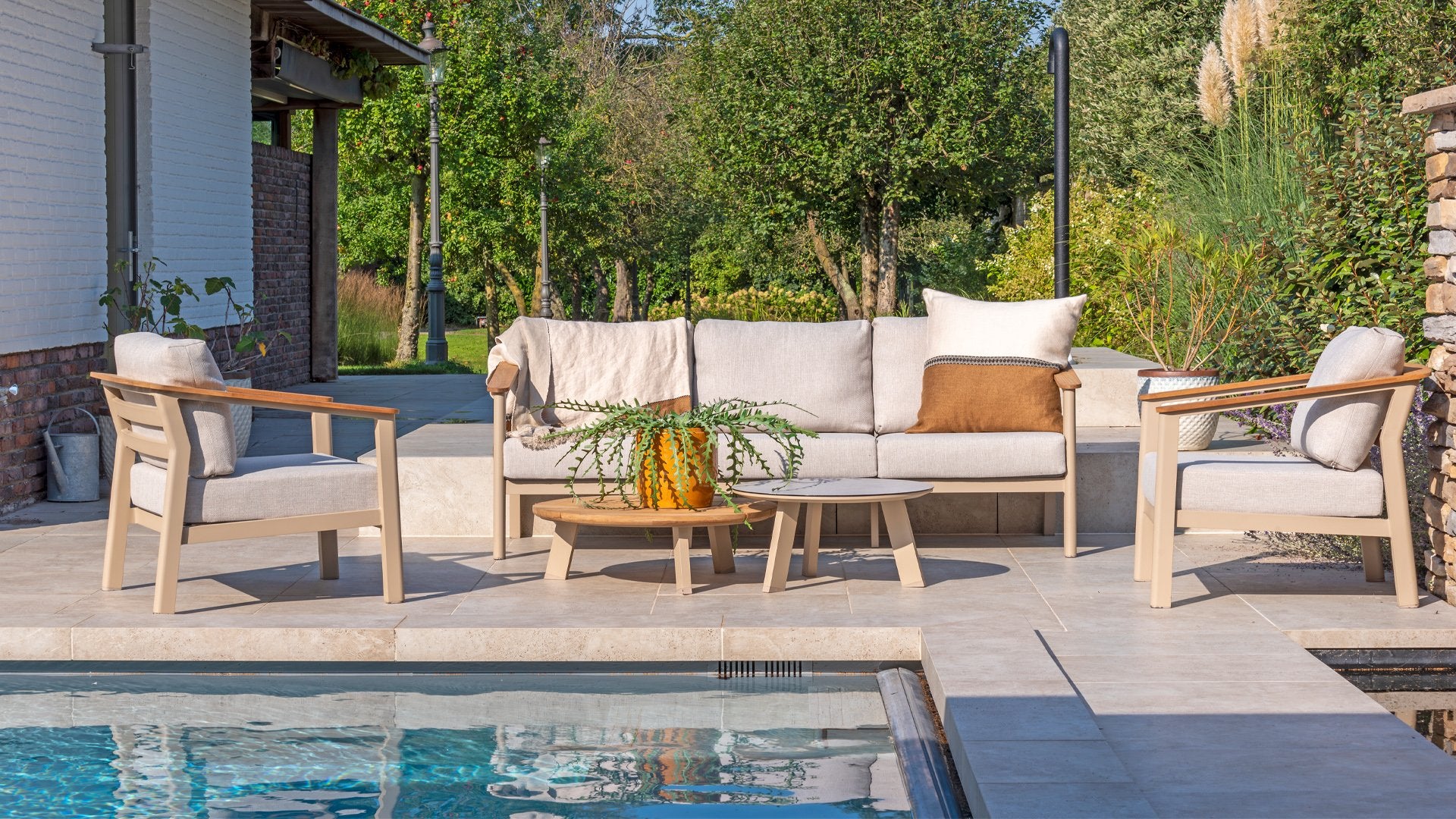 4 Seasons Outdoor Olivia Lounge with Yoga Coffee Table