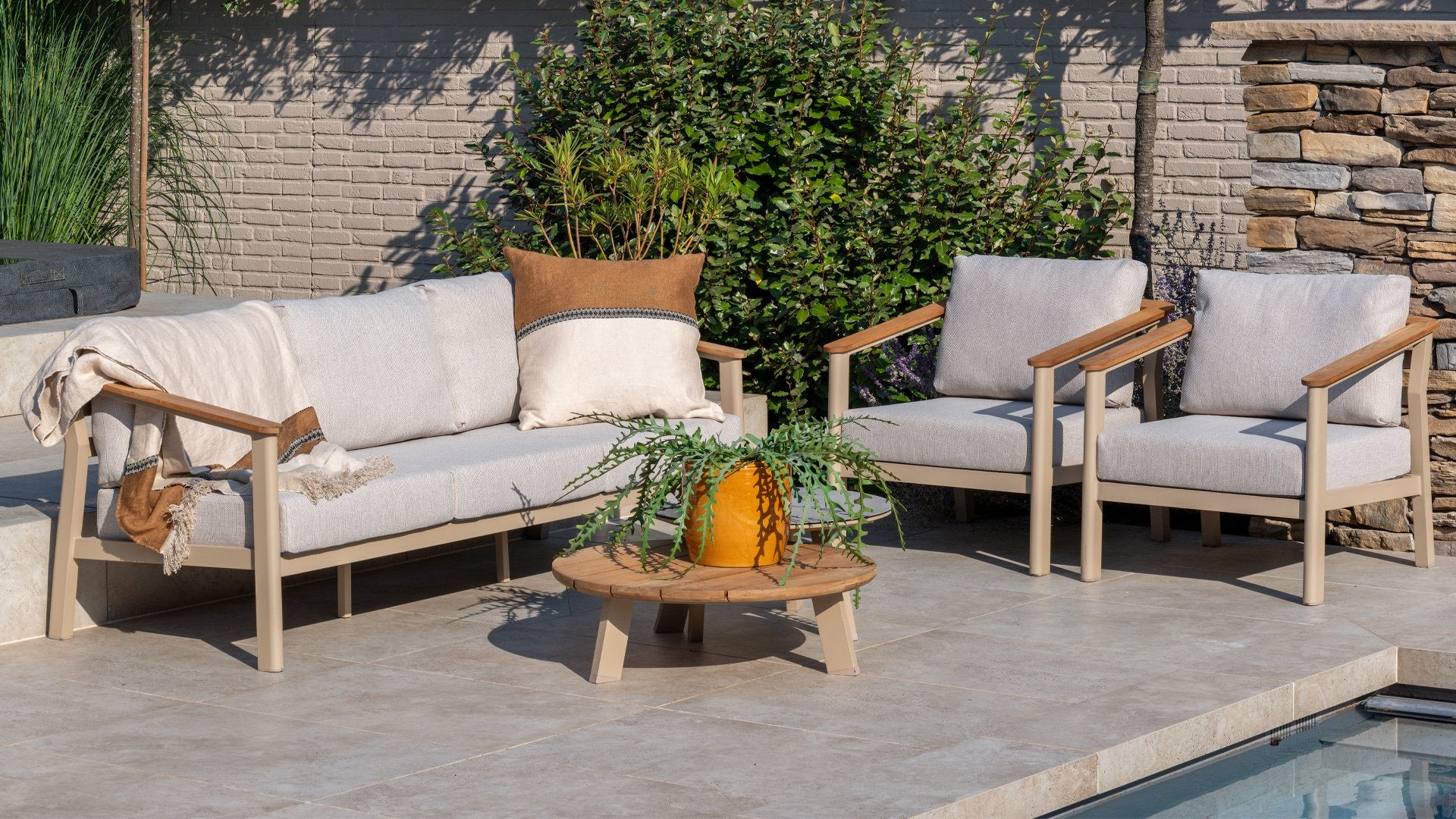 4 Seasons Outdoor Olivia Lounge with Yoga Coffee Table