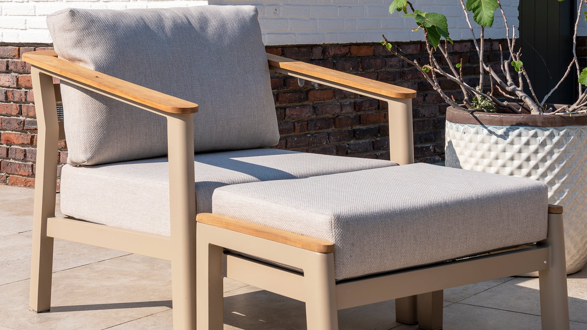 4 Seasons Outdoor Olivia Lounge with Monroe Coffee Table & Footstool