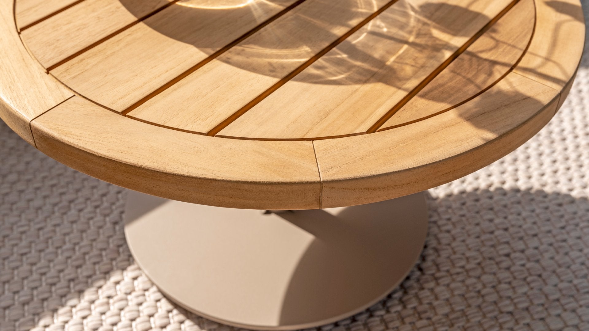 4 Seasons Outdoor Lucas Daybed with Volta Side Table