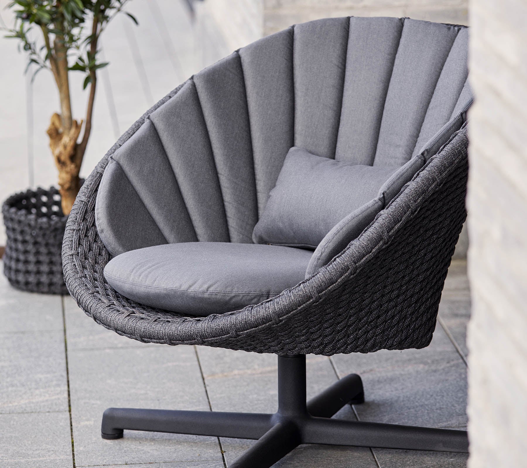 Cane-line Peacock Lounge Chair with Swivel Aluminium Base