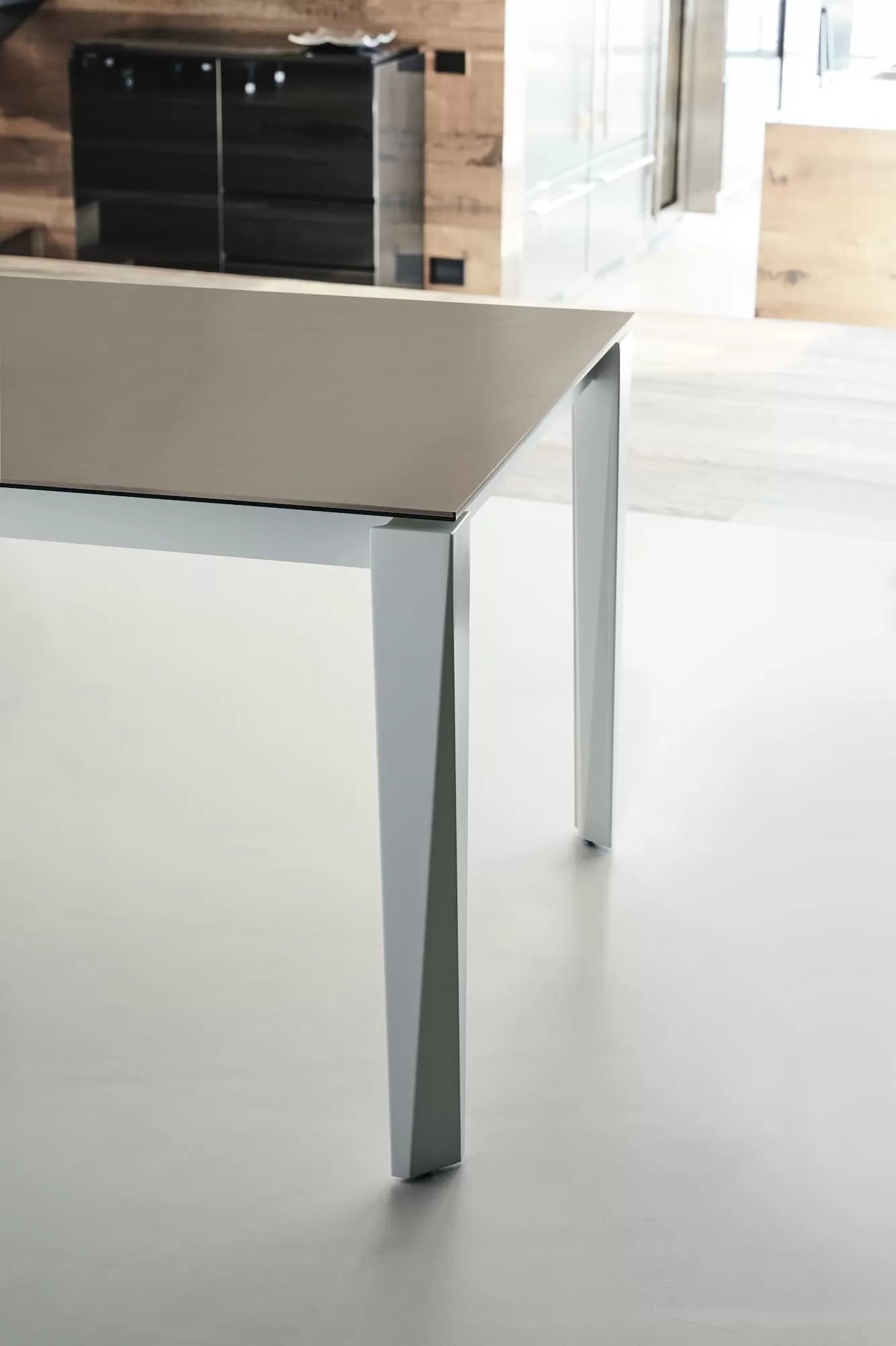 Chef Table with extensions and lacquered metal frame