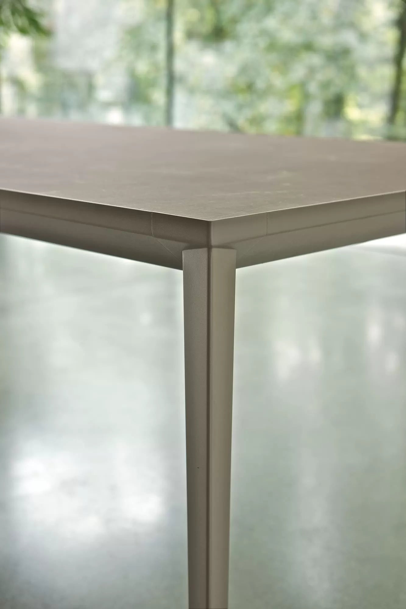 Echo In Table with extensions and lacquered metal frame