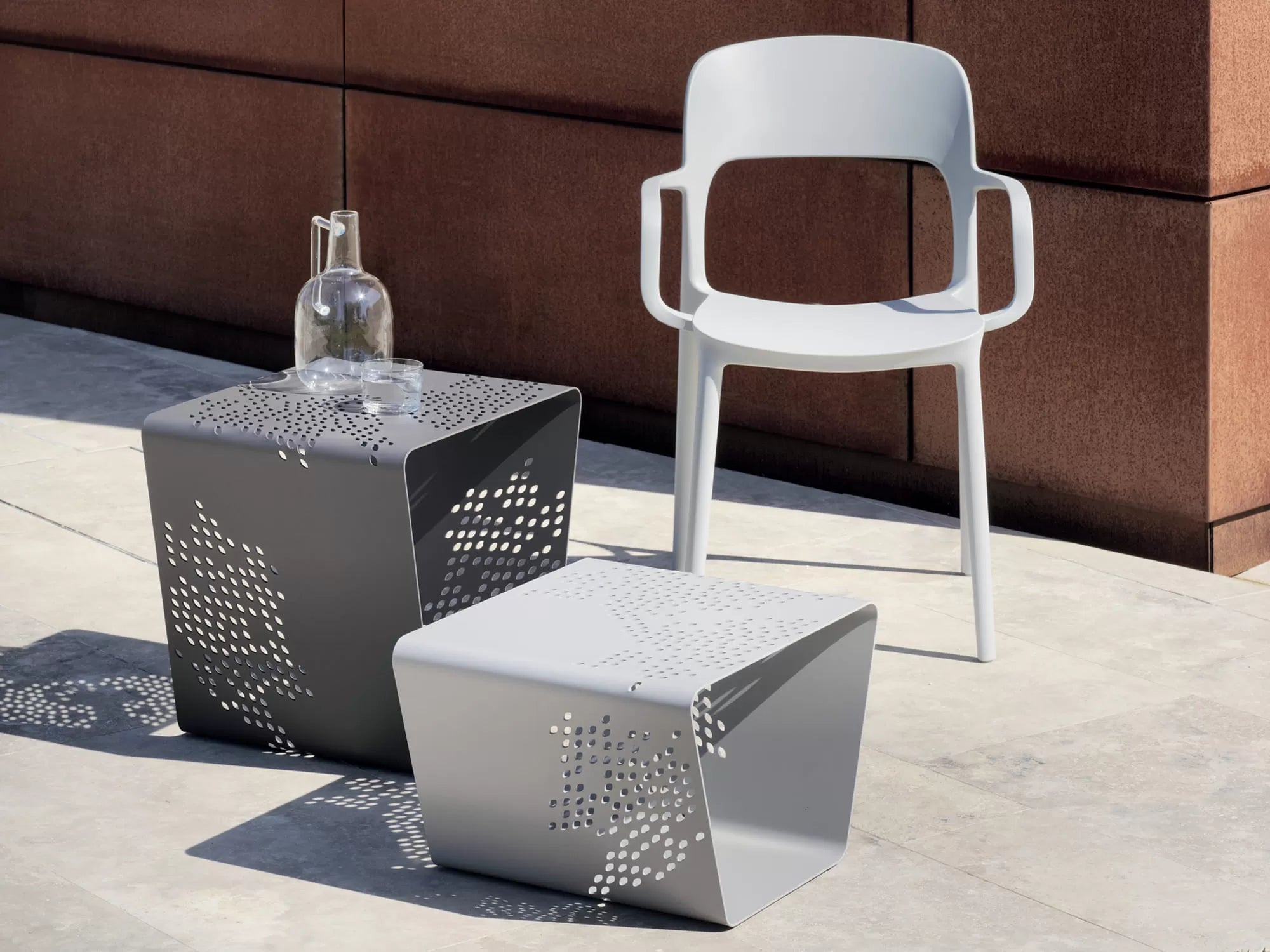 Pattern Outdoor Outdoor Coffee Table In Patterned Lacquered Metal 07 39out