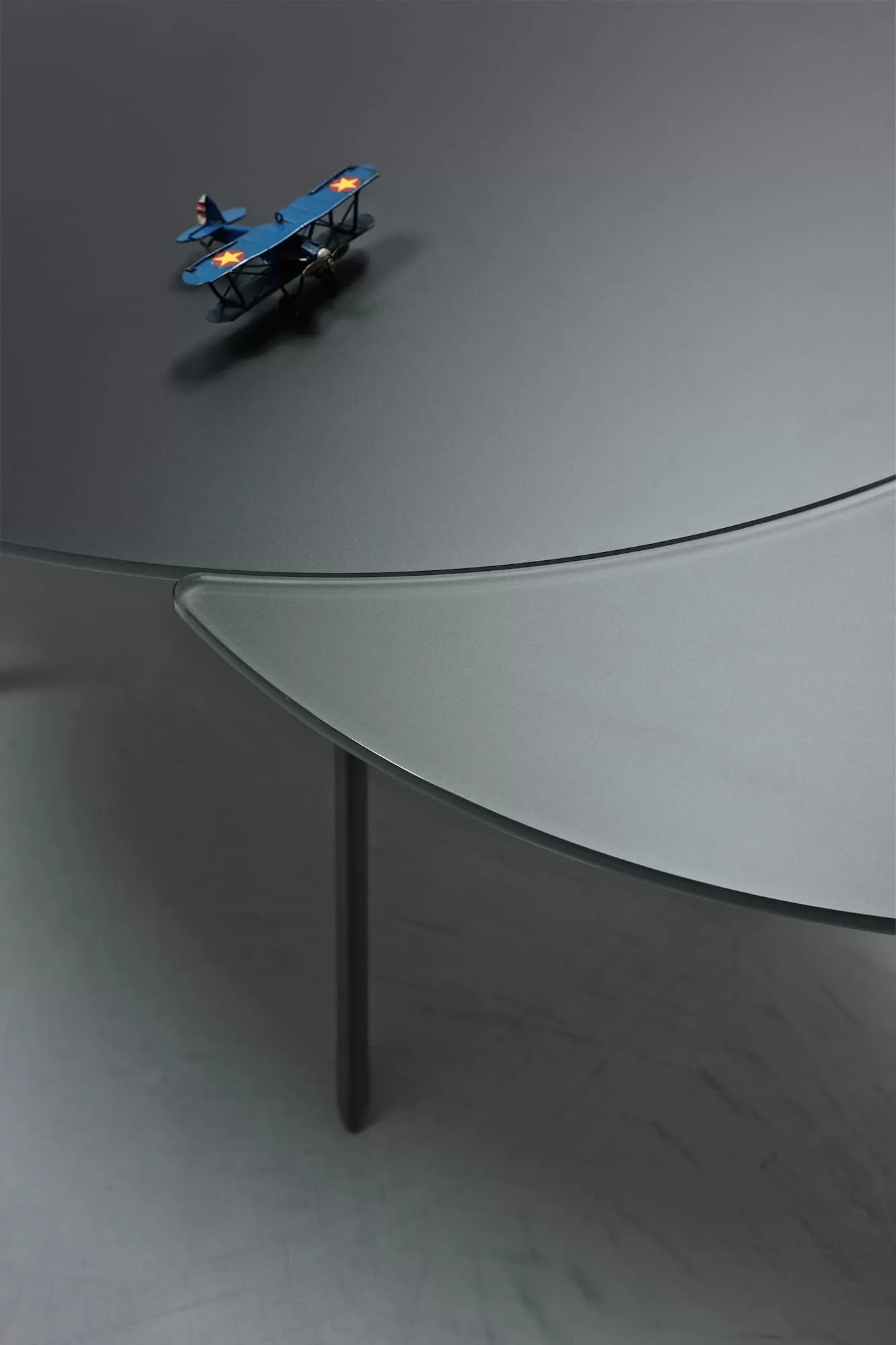 Giro Round extending table with 4 legs