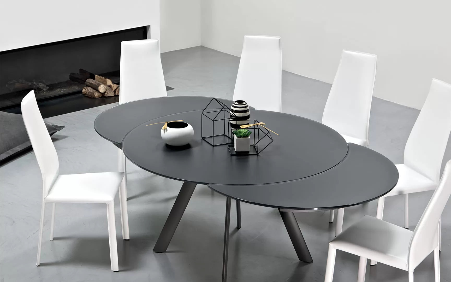 Giro Round Extending Table With 4 Legs