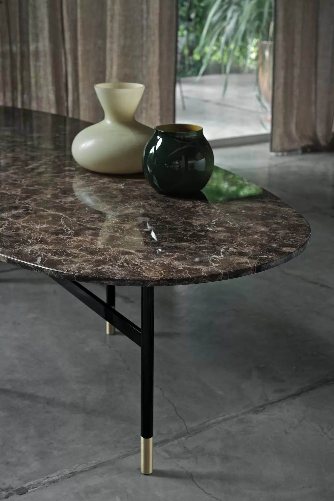 Glamour Table fix with lacquered metal frame and decorative feet